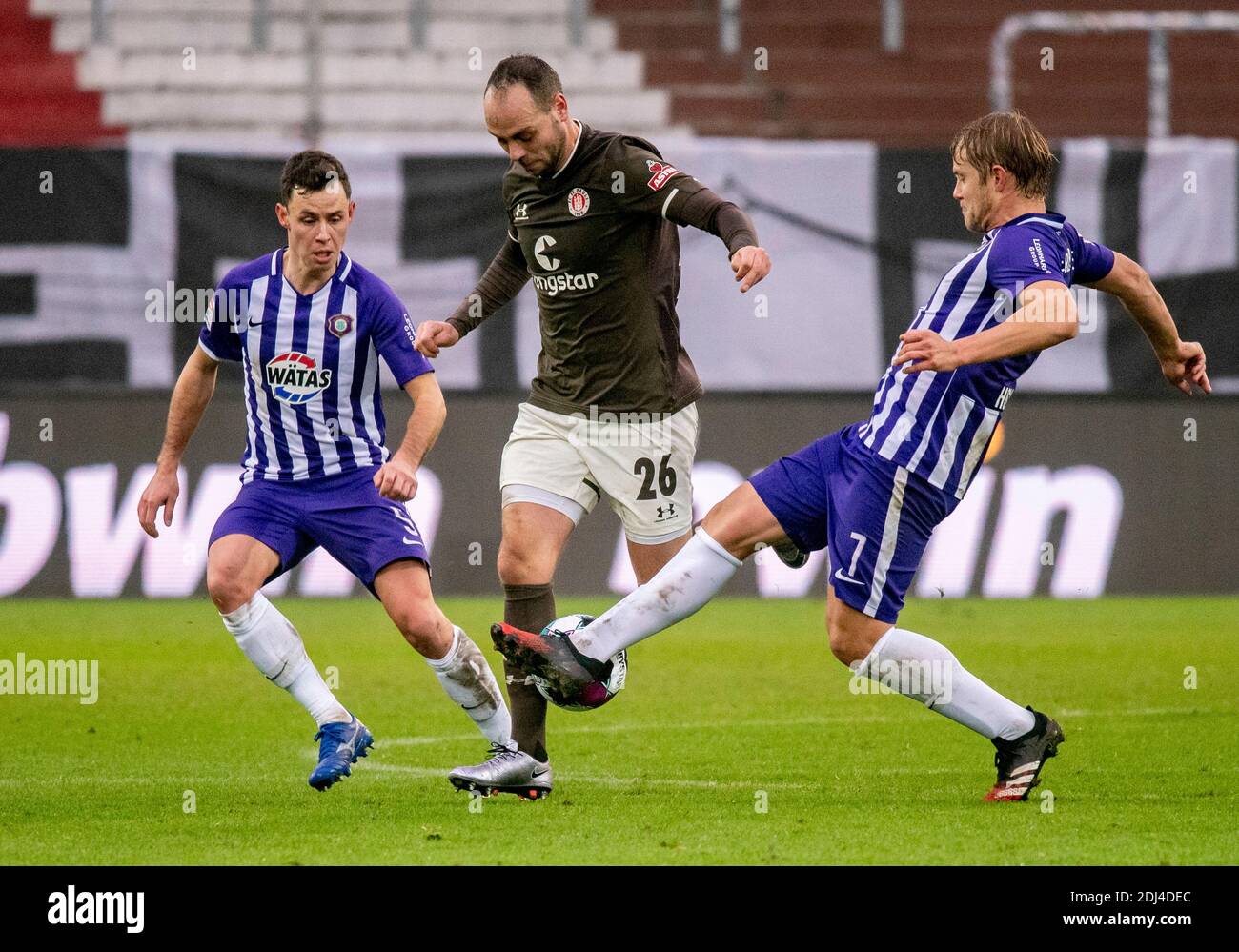 Hamburg, Deutschland. Dezember 2020. Fußball: 2. Bundesliga, FC St. Pauli - Erzgebirge Aue, 11. Spieltag. Aues Clemens Fandrich (l-r), St. Paulis Rico Benatelli und Aues Jan Hochscheidt kämpfen um den Ball. Quelle: Axel Heimken/dpa - WICHTIGER HINWEIS: Gemäß den Bestimmungen der DFL Deutsche Fußball Liga und des DFB Deutscher Fußball-Bund ist es untersagt, im Stadion und/oder aus dem Spiel aufgenommene Aufnahmen in Form von Sequenzbildern und/oder videoähnlichen Fotoserien zu nutzen oder auszunutzen./dpa/Alamy Live News Stockfoto