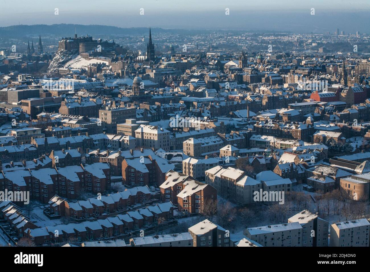 Edinburgh urbanscapes und Straßenfotografie bei winterlichen Bedingungen aufgenommen. Elegante Architektur und beeindruckende Naturelemente. Stockfoto