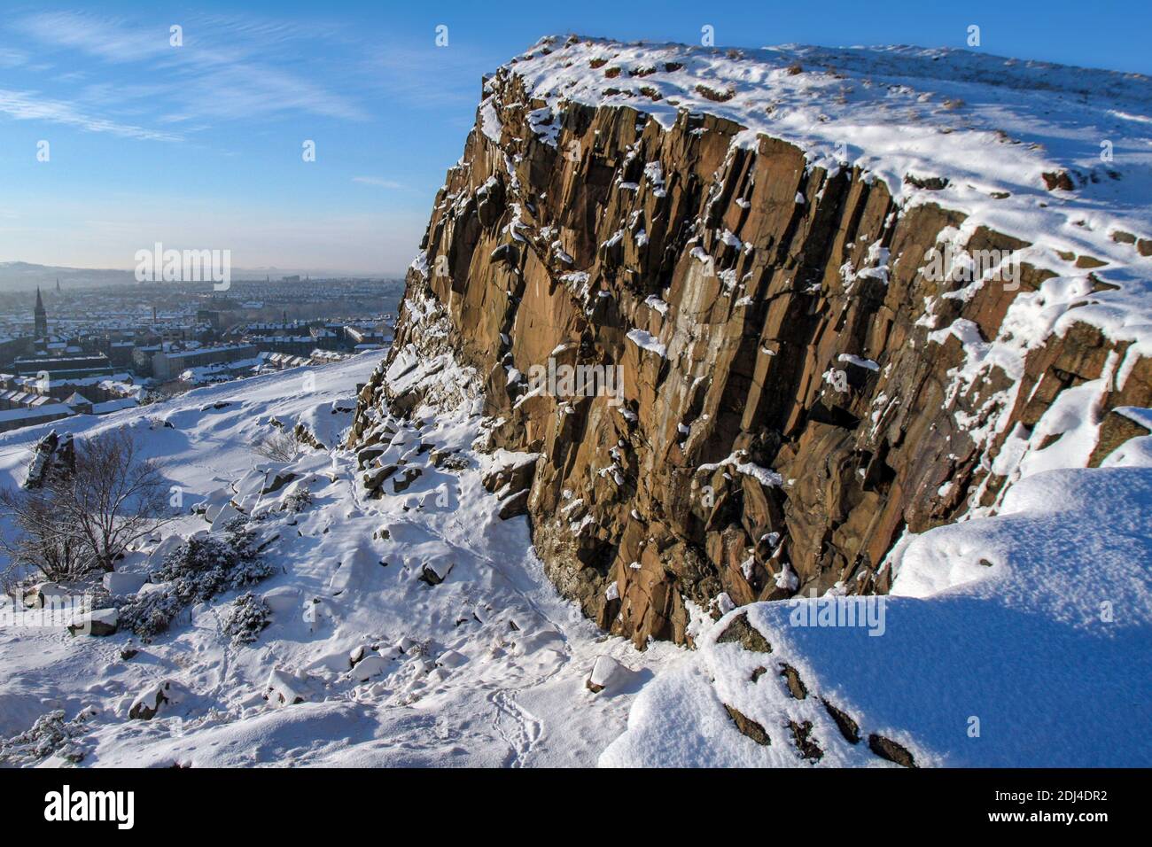 Edinburgh urbanscapes und Straßenfotografie bei winterlichen Bedingungen aufgenommen. Elegante Architektur und beeindruckende Naturelemente. Stockfoto