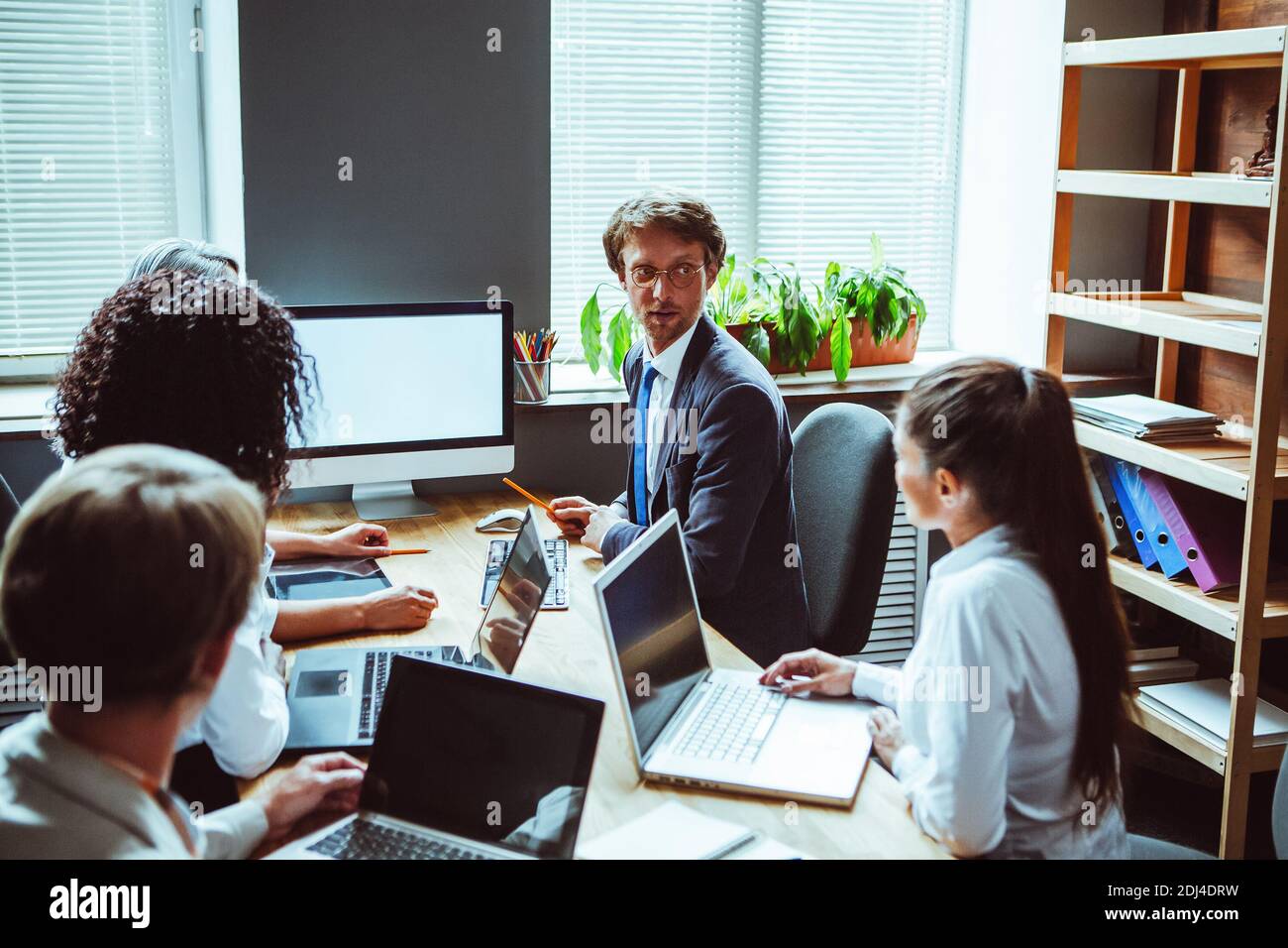 Projektpräsentation im Besprechungsraum Blick auf den weißen Bildschirm Kollegen sammeln diskutieren Finanzstatistiken zusammen, multirassische Mitarbeiter Stockfoto