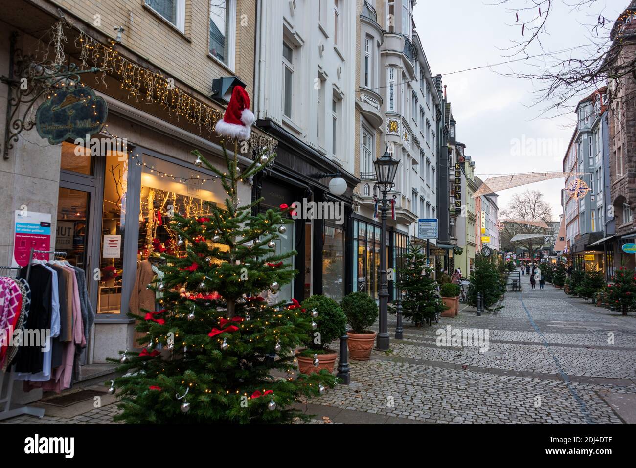 In Kiel wegen Corona-Pandemie zur Adventszeit im Jahr 2020 Lichterschmuck Und Weihnachtsmarkt-Licht Stockfoto