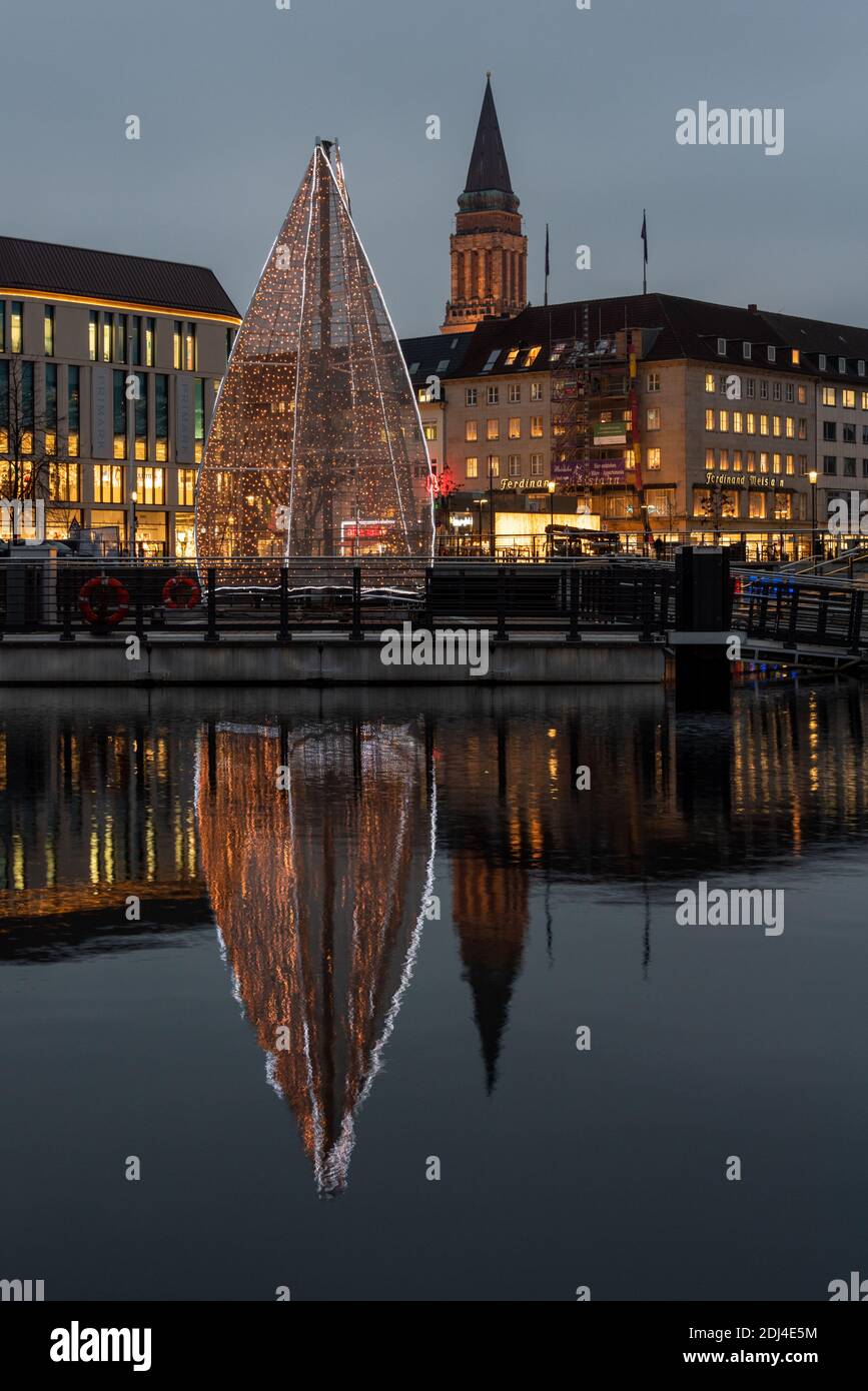 In Kiel wegen Corona-Pandemie zur Adventszeit im Jahr 2020 Lichterschmuck Und Weihnachtsmarkt-Licht Stockfoto