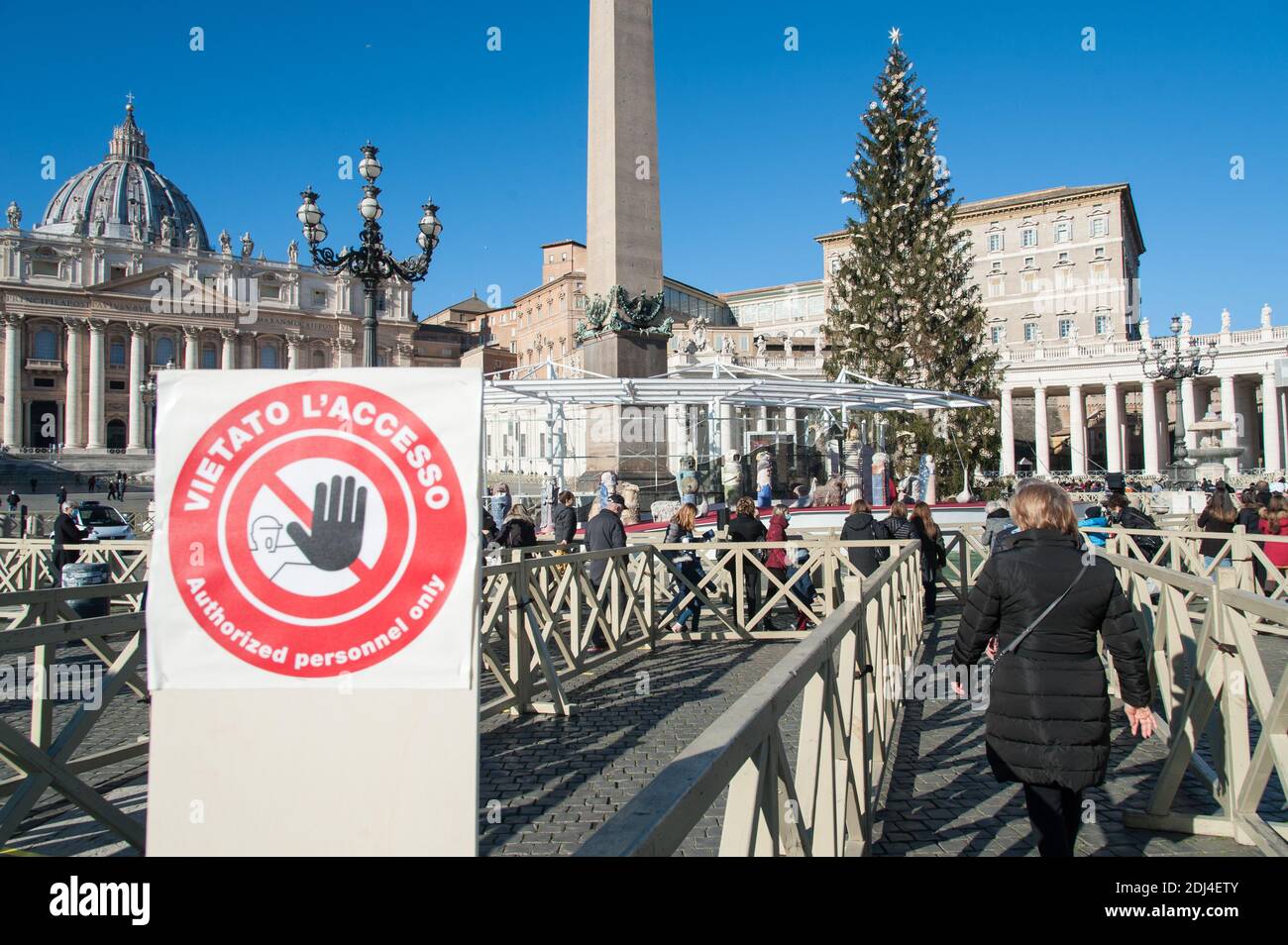 13. Dezember 2020 : die Menschen stehen auf, um die Krippe während des Angelus-Mittagsgebets auf dem Petersplatz im Vatikan zu sehen. Stockfoto