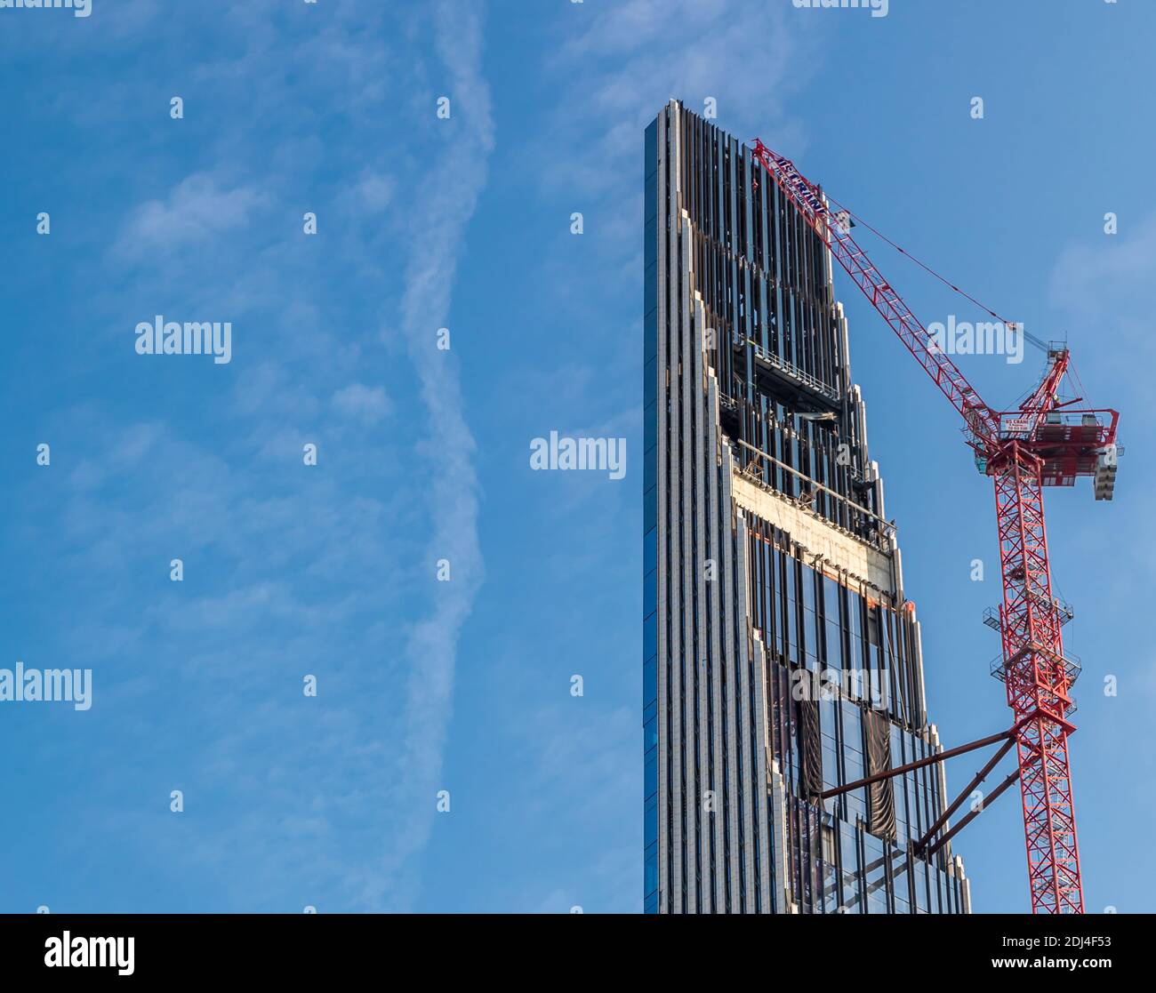 Oberer Teil der 111 West 57th Street und ein Turm Kran in New York City Stockfoto