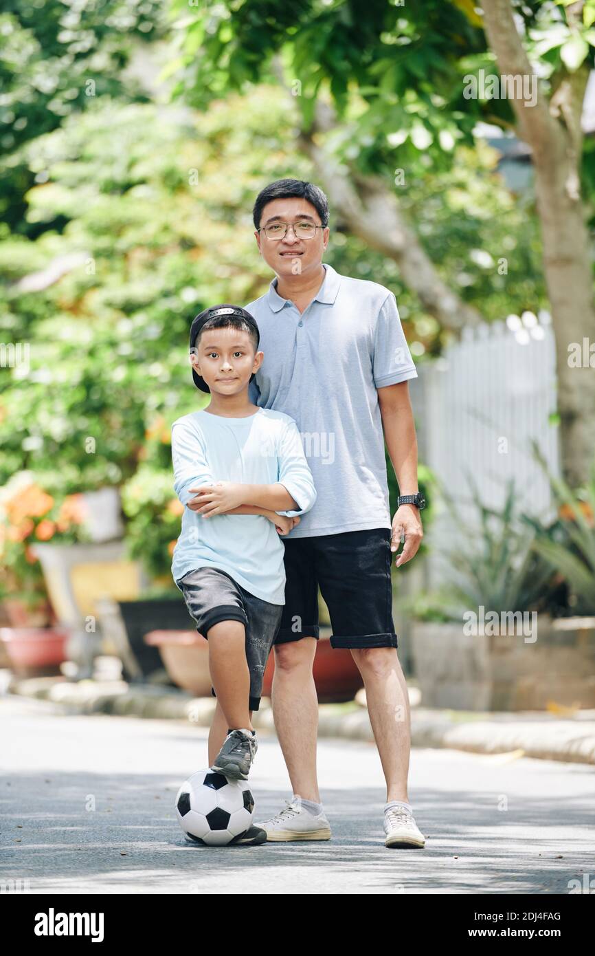 Vater und Sohn nach dem Fußball spielen Stockfoto