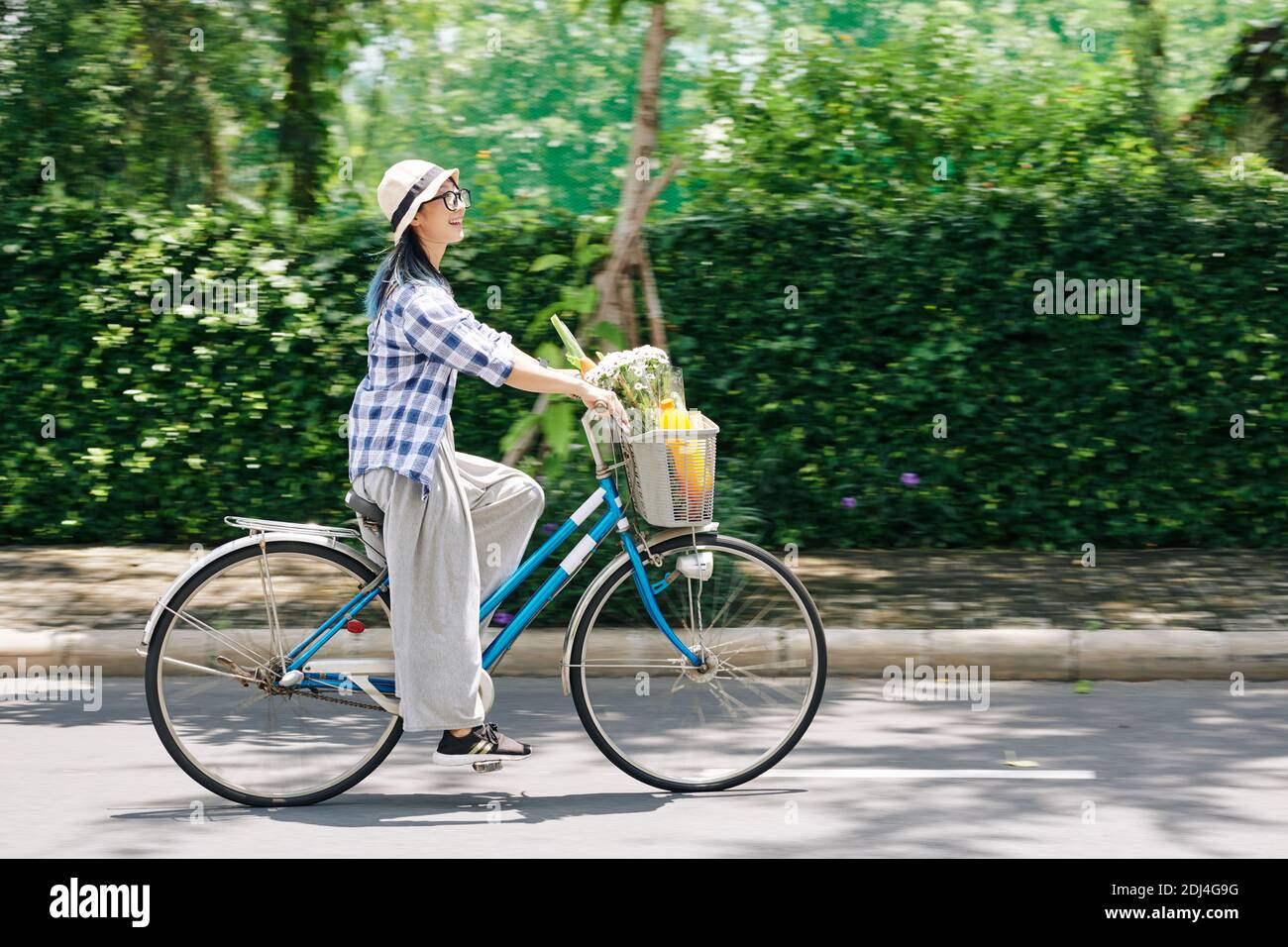 Glückliche Frau Reiten Fahrrad Stockfoto