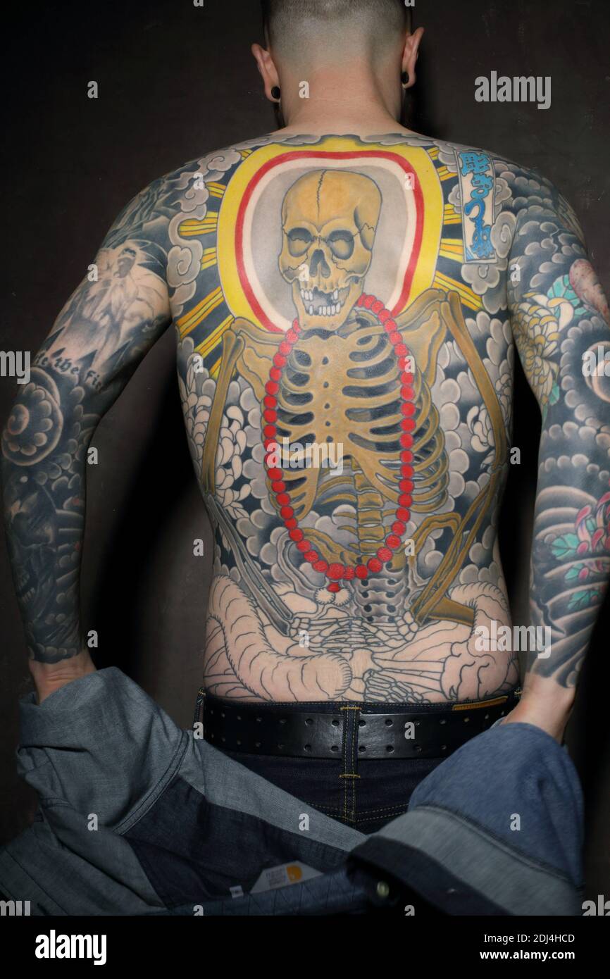 Mann mit Skelett-Rücken-Tattoo Stockfoto
