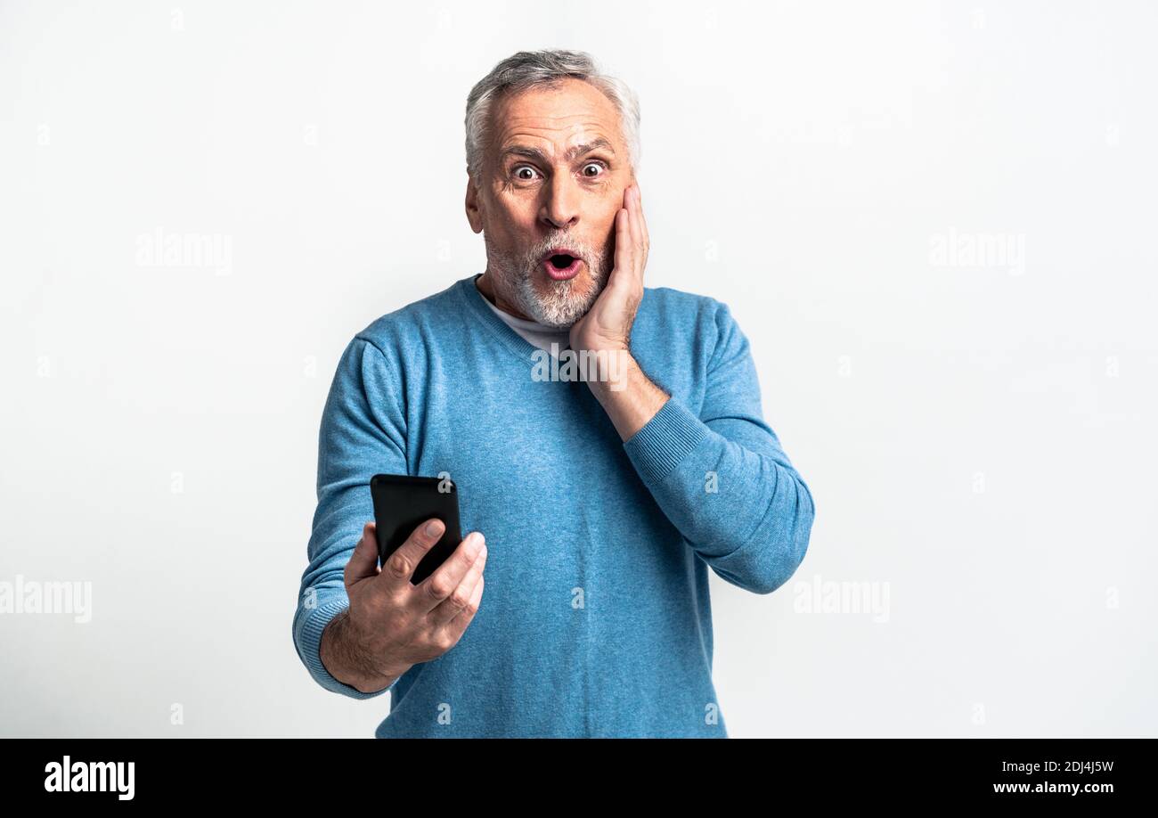 Gutaussehende ältere Mann Porträt, Studio auf dem Hintergrund - ältere Person, Halbkörperaufnahme Stockfoto