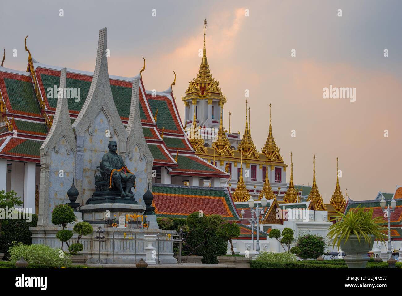 BANGKOK, THAILAND - 28. DEZEMBER 2018: Denkmal des thailändischen Königs Rama III. Vor dem Hintergrund des buddhistischen Tempels Wat Ratchanatdaram Worawihan im Th Stockfoto