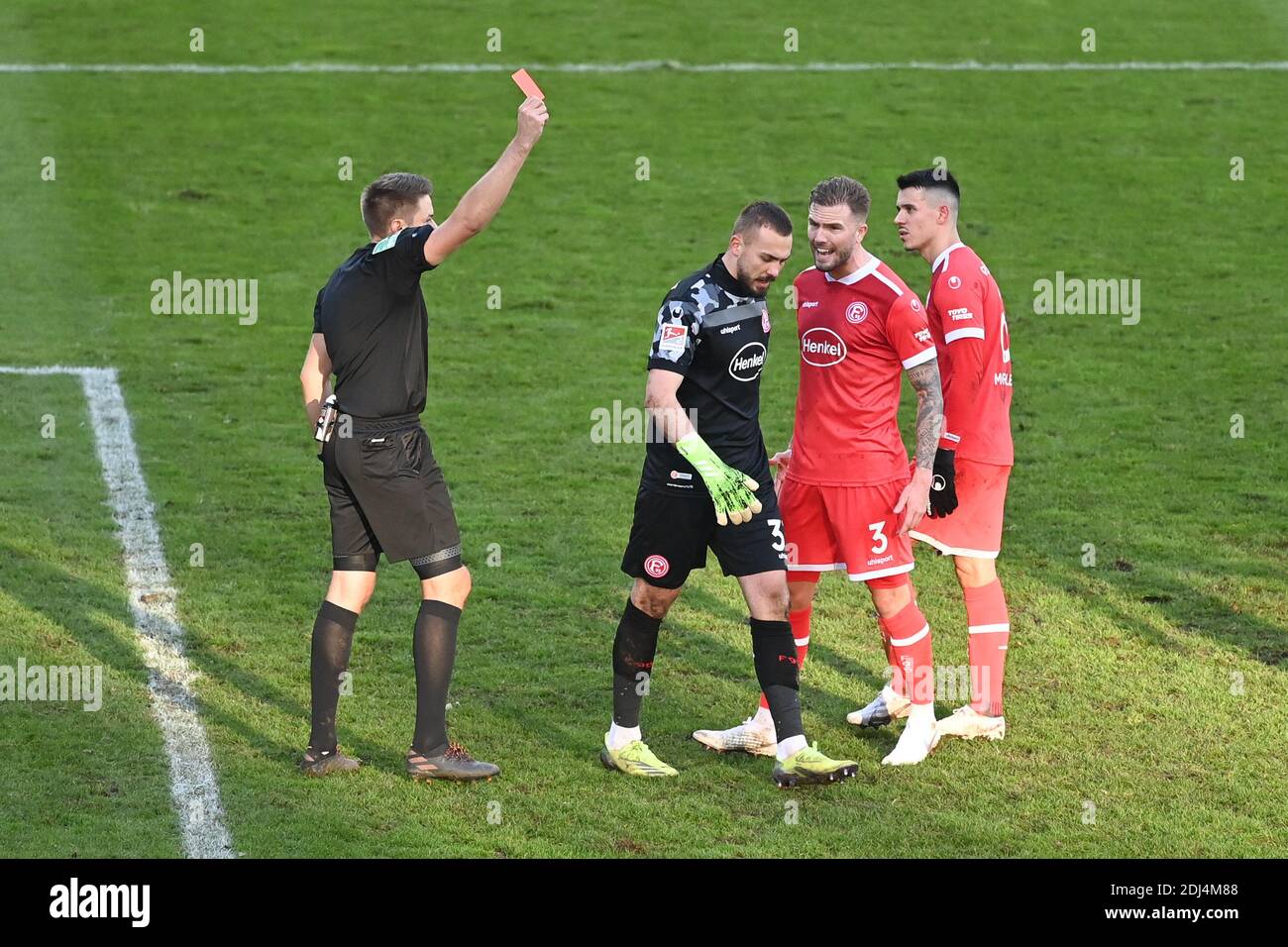 Karlsruhe, Deutschland. 13. Dezember 2020. Schiedsrichter Tobias Reichel (l) zeigt Torwart Florian Kastenmeier (Düsseldorf) die gelb-rote Karte. GES/Fußball/2. Bundesliga: Karlsruher SC - Fortuna Düsseldorf, 13. Dezember 2020 Fußball: 2. Liga: Karlsruher Sport-Club vs Fortuna Düsseldorf, Karlsruhe, 13. Dezember 2020 Quelle: dpa/Alamy Live News Stockfoto