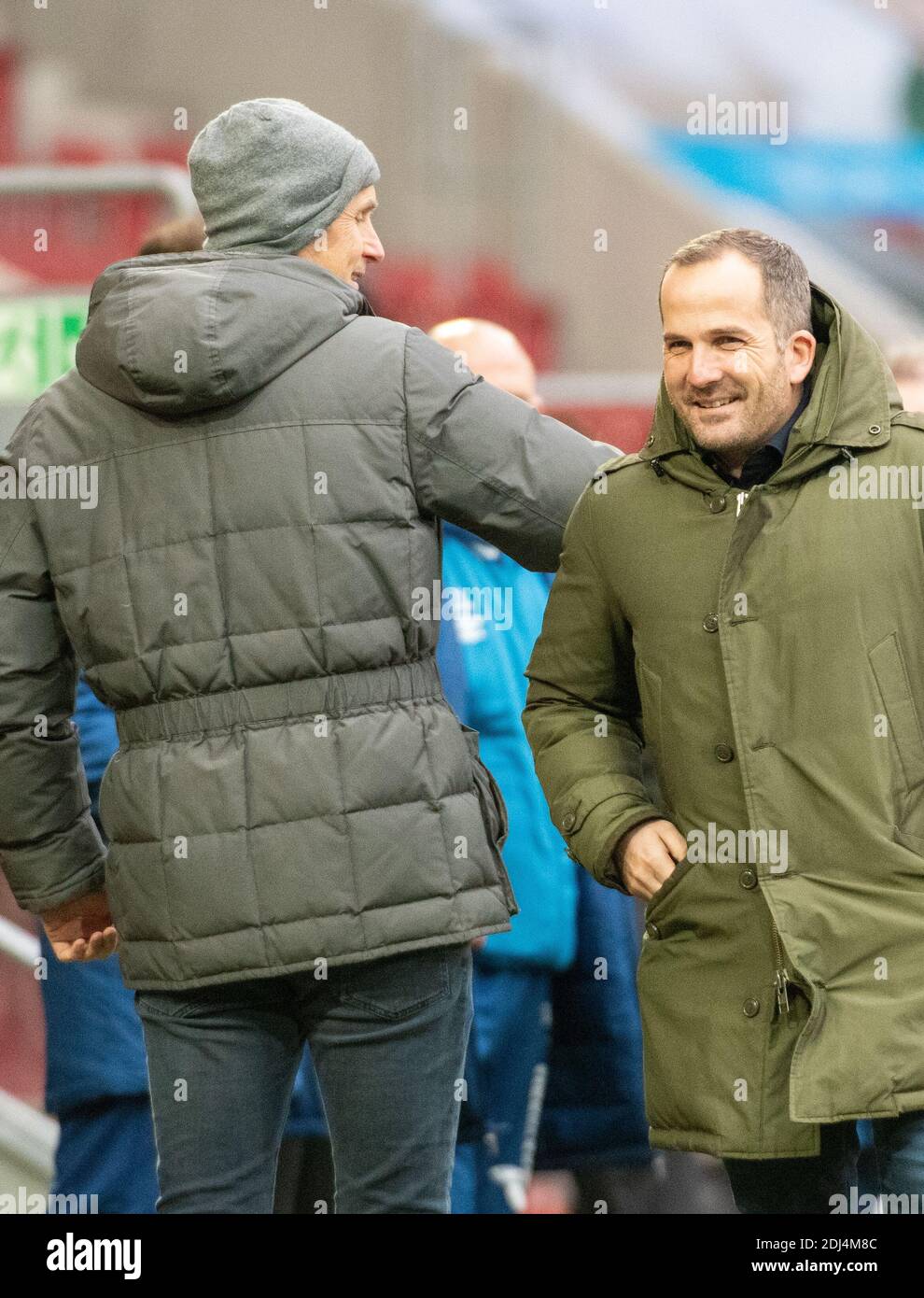 Augsburg, Deutschland. Dezember 2020. Fußball: Bundesliga, FC Augsburg - FC Schalke 04, 11. Spieltag in der WWK-Arena. Trainer Manuel Baum (Schalke) fährt an Trainer Heiko herrlich (Augsburg, l) vorbei. Quelle: Stefan Puchner/dpa - WICHTIGER HINWEIS: Gemäß den Bestimmungen der DFL Deutsche Fußball Liga und des DFB Deutscher Fußball-Bund ist es untersagt, im Stadion und/oder aus dem Spiel aufgenommene Aufnahmen in Form von Sequenzbildern und/oder videoähnlichen Fotoserien zu nutzen oder auszunutzen./dpa/Alamy Live News Stockfoto