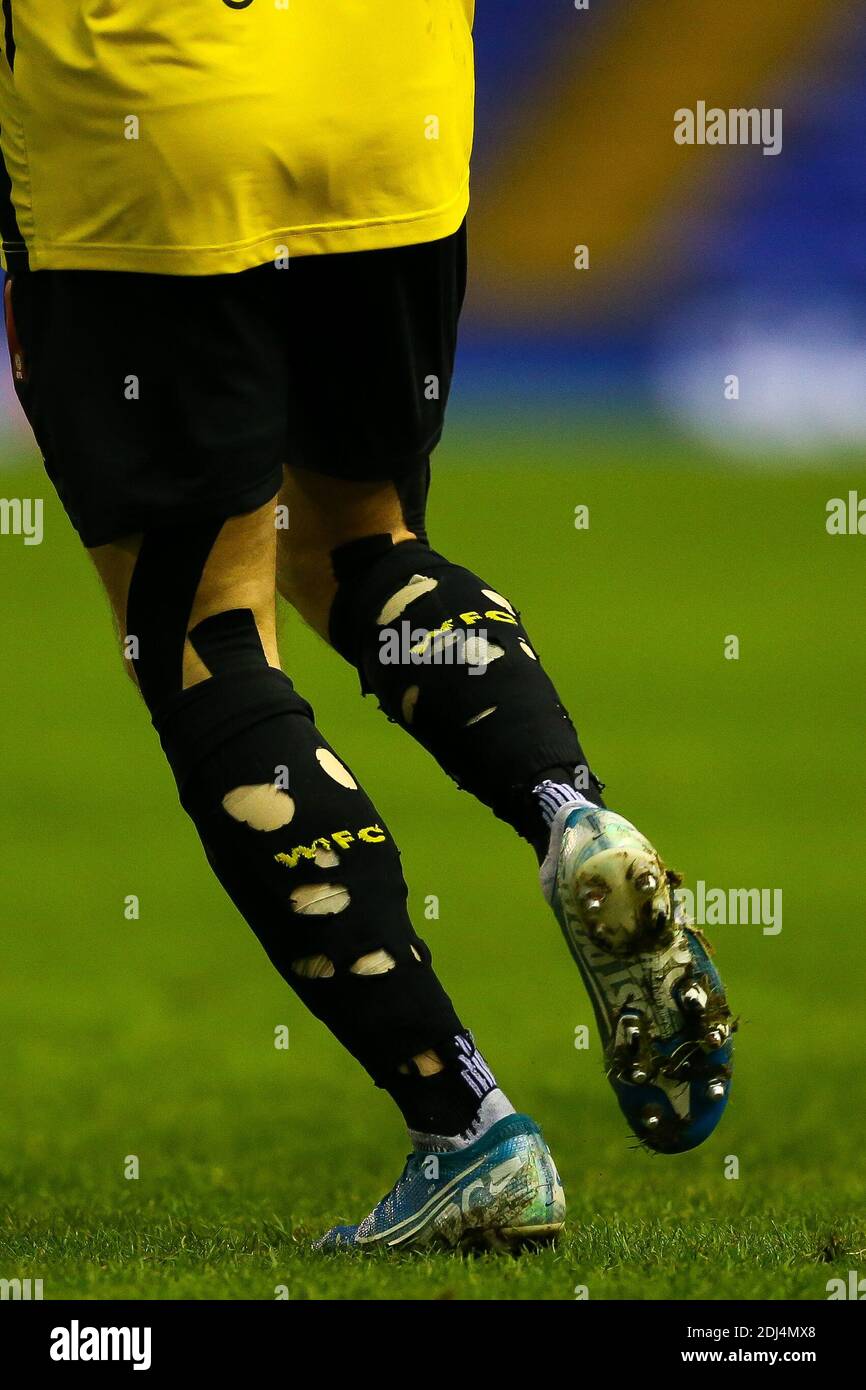 Während des Sky Bet Championship-Spiels im St. Andrew's Billion Trophy Stadium in Birmingham werden Löcher in die Socken von Watfords Kiko Femenia geschnitten. Stockfoto