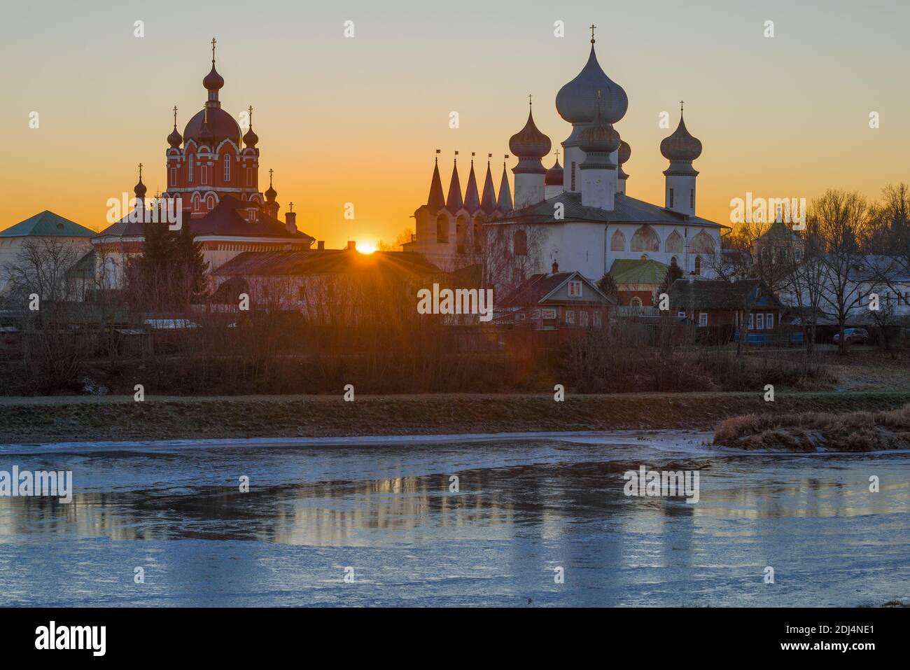 Tempel des Tichvinsky Theotokos Himmelfahrtsklosters vor dem Hintergrund des Sonnenuntergangs im Dezember. Leningrad, Russland Stockfoto