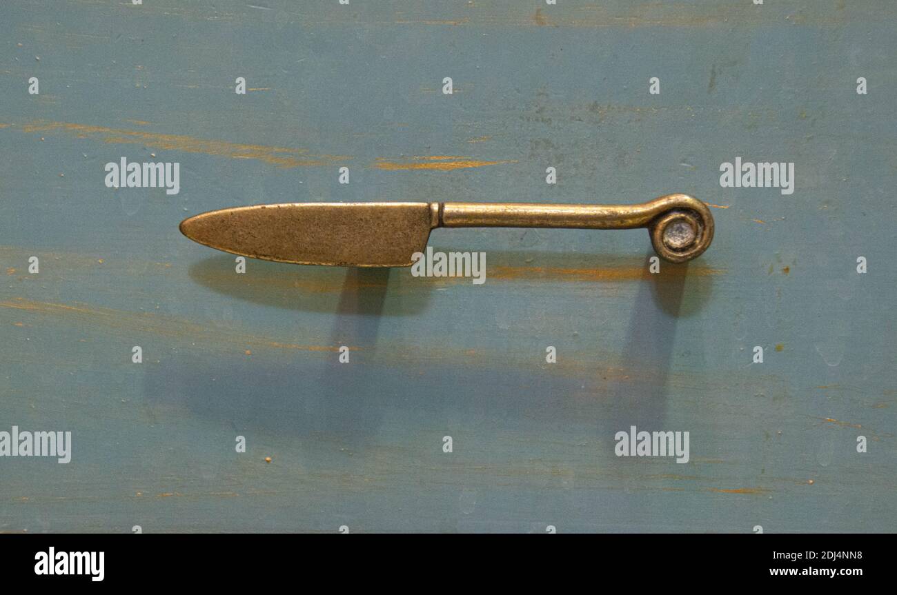 Küchendekoration. Ein Messer in Form eines Schrankgriffs. Stockfoto