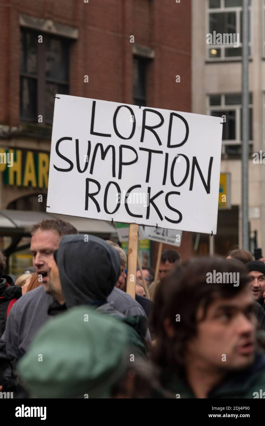 Manchester, Großbritannien. 12/12/2020: Mehr als 1,000 Menschen versammelten sich in Piccadilly, Manchester, um gegen den Verlust von Freiheiten zu protestieren, der durch die Reaktion der Regierungen auf den Corona-Virus verursacht wurde Stockfoto