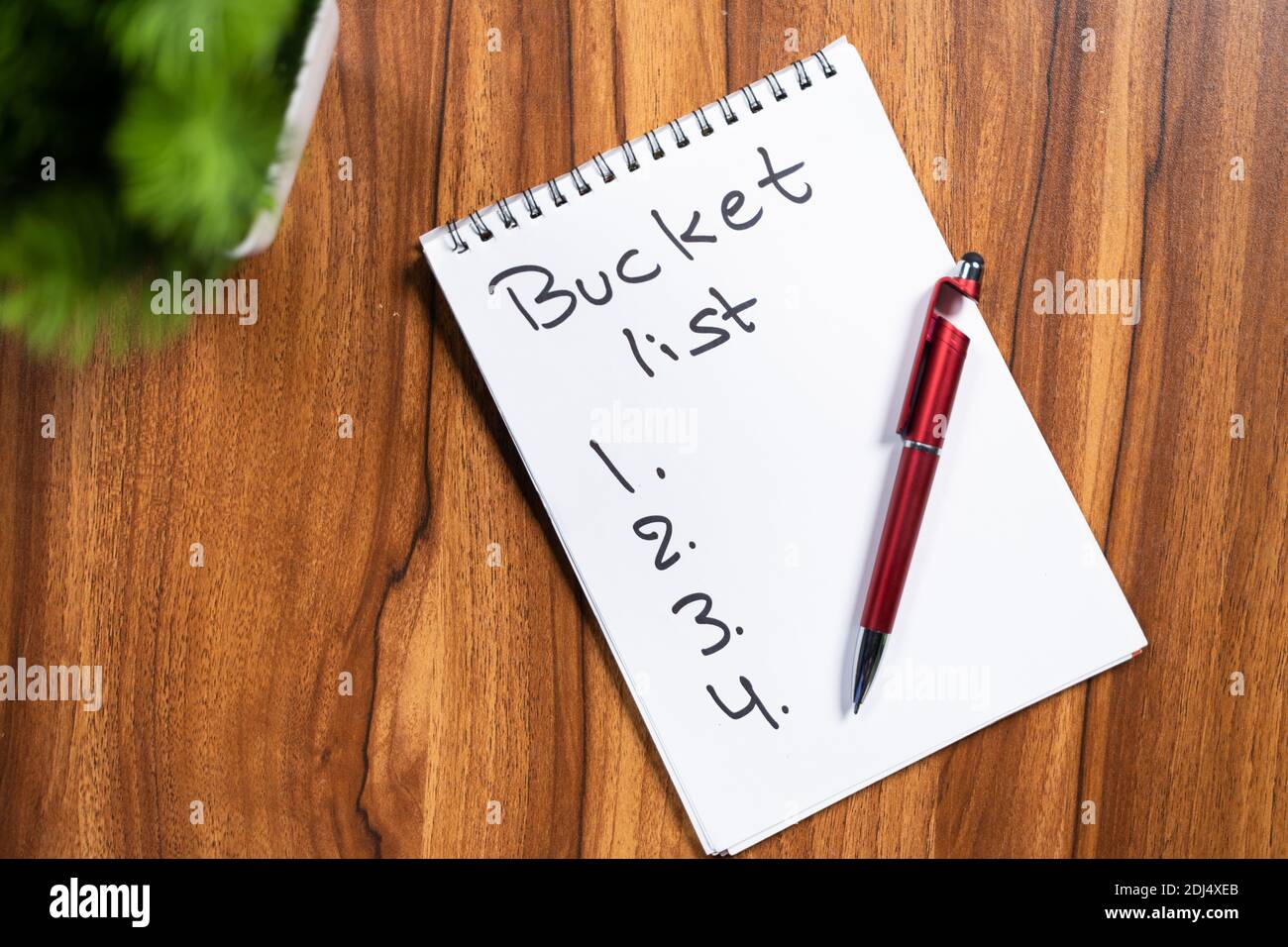 Stift und Buch mit schriftlicher Eimer Liste auf Notizbuch Für 2021 Neujahr Stockfoto