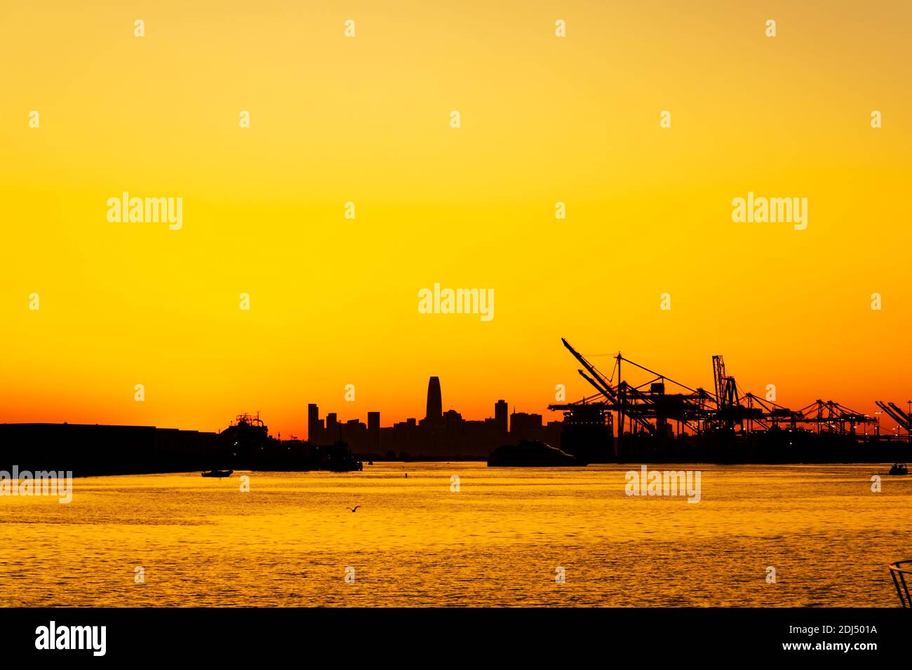Hafen von Oakland und Skyline von San Francisco bei Sonnenuntergang. Oakland, California, Vereinigte Staaten von Amerika Stockfoto