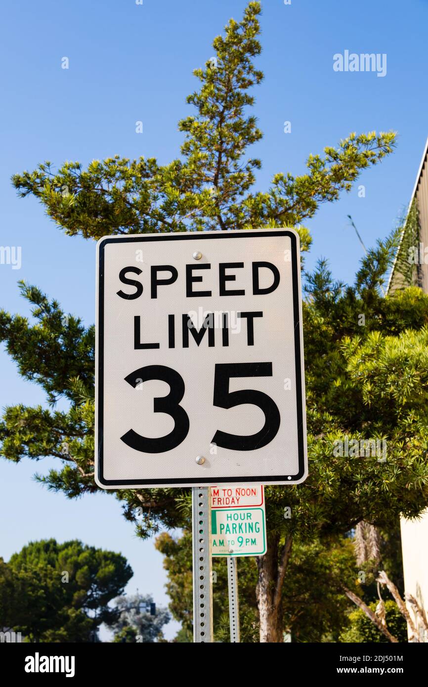 35 mph Geschwindigkeitsbegrenzungsschild, mit Parkbeschränkungen. Santa Monica, Los Angeles, Kalifornien, Vereinigte Staaten von Amerika Stockfoto