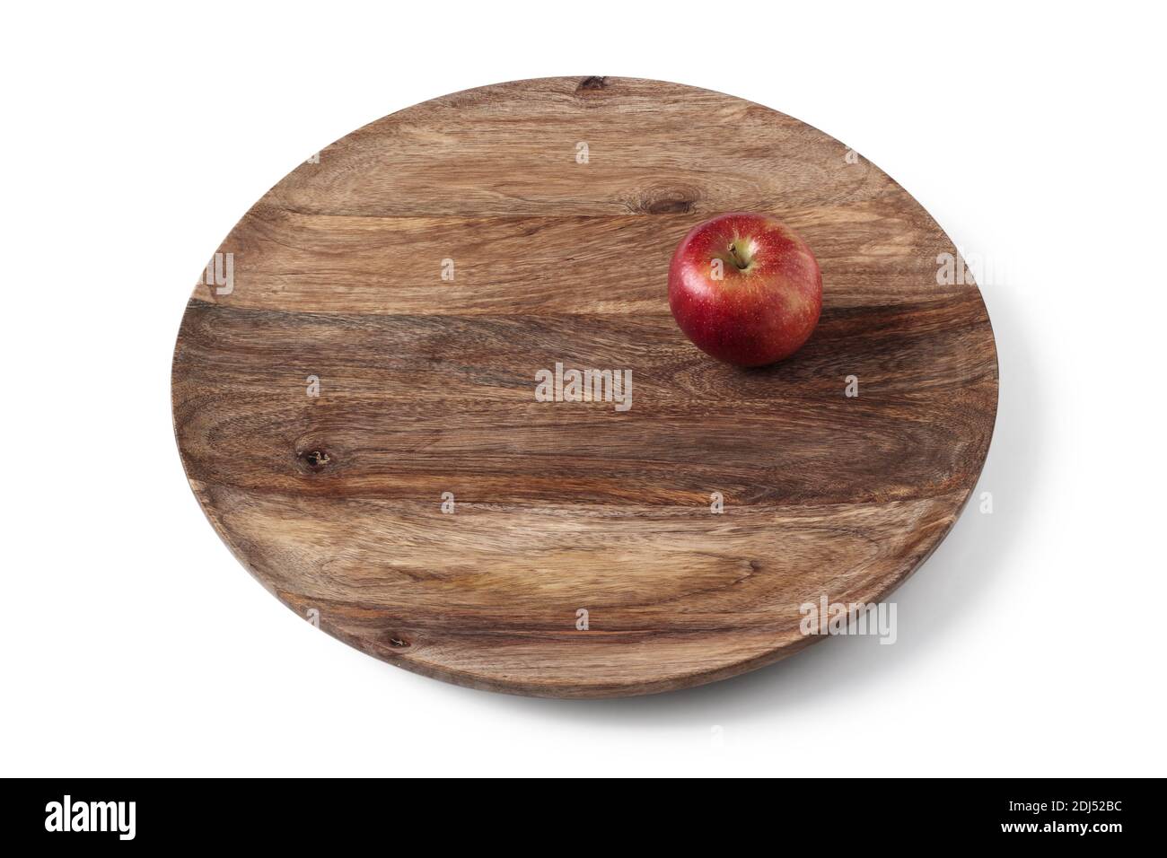 Roter reifer Apfel auf einer großen Holzplatte Stockfoto