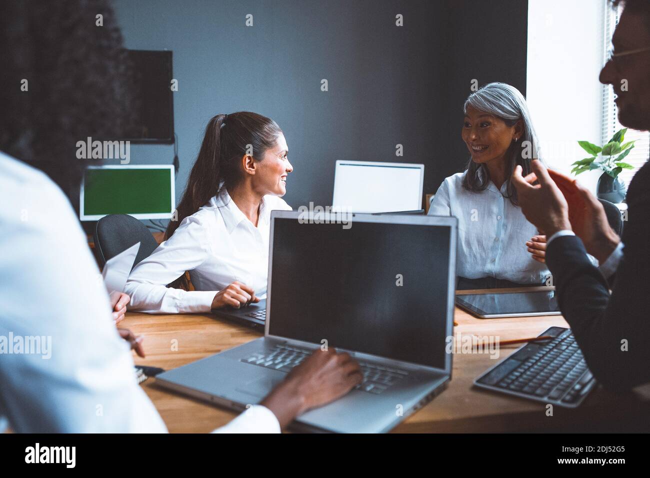 Multiethnische Gruppe von Geschäftsleuten, die sich für soziale Kommunikation treffen. Eine Gruppe von Geschäftsleuten traf sich zu einem Startup. Teamarbeit Stockfoto