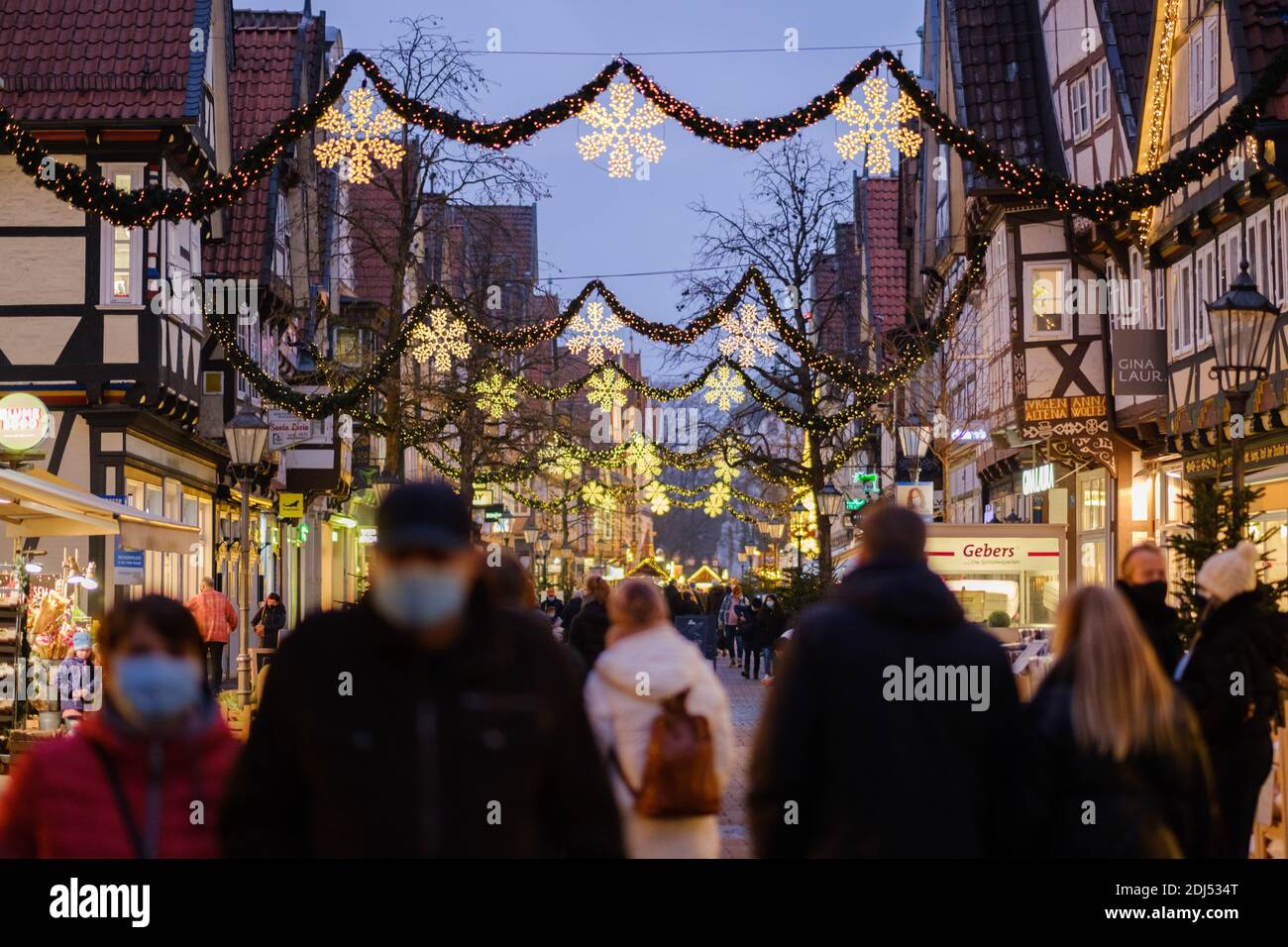 Celle, Deutschland. Dezember 2020. Passanten schlendern durch das weihnachtlich geschmückte Stadtzentrum. Händler hoffen auf gutes Geschäft am dritten Adventssamstag. Quelle: Ole Spata/dpa/Alamy Live News Stockfoto