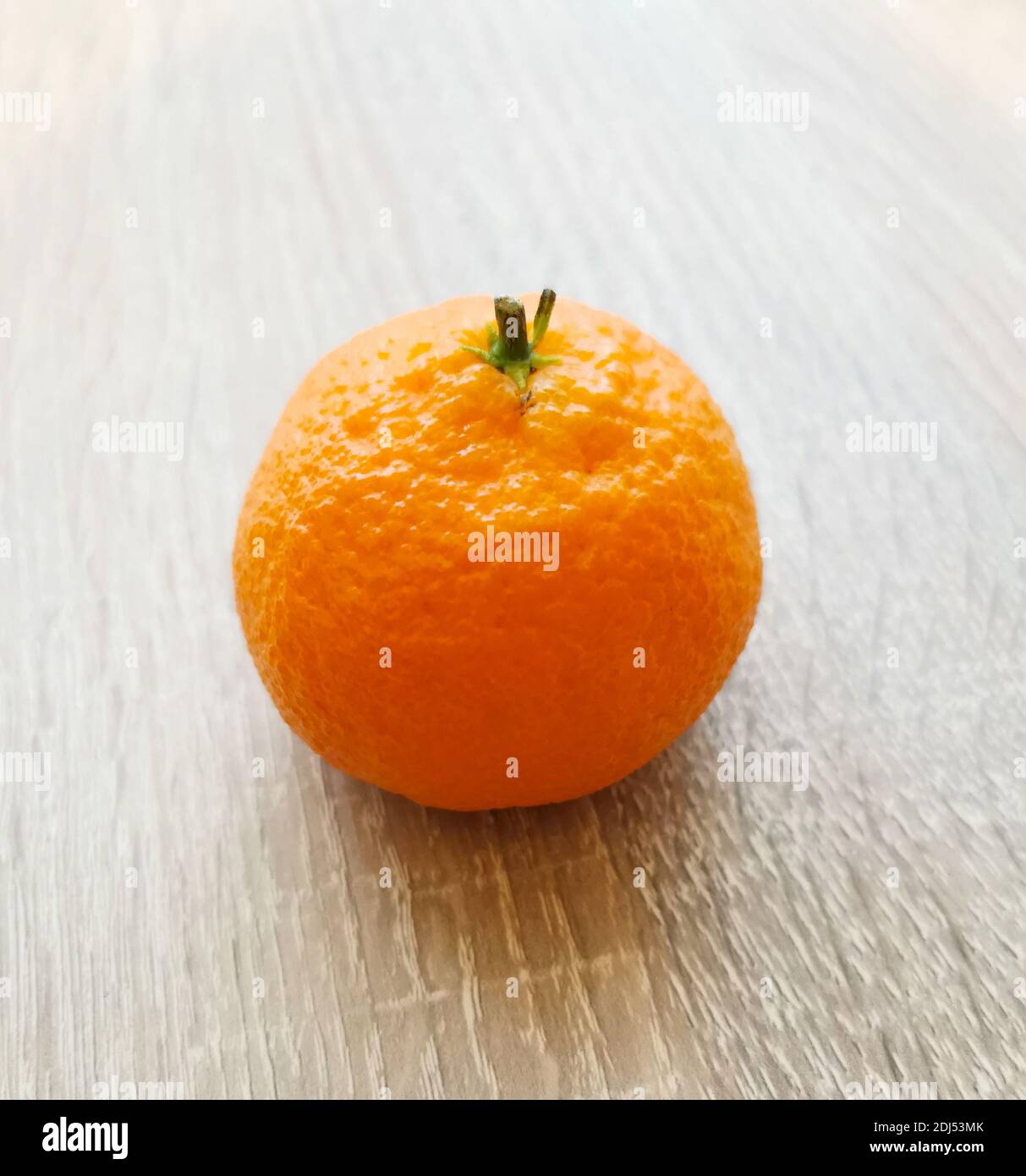 Frische Mandarinorange auf einem Holztisch Stockfoto