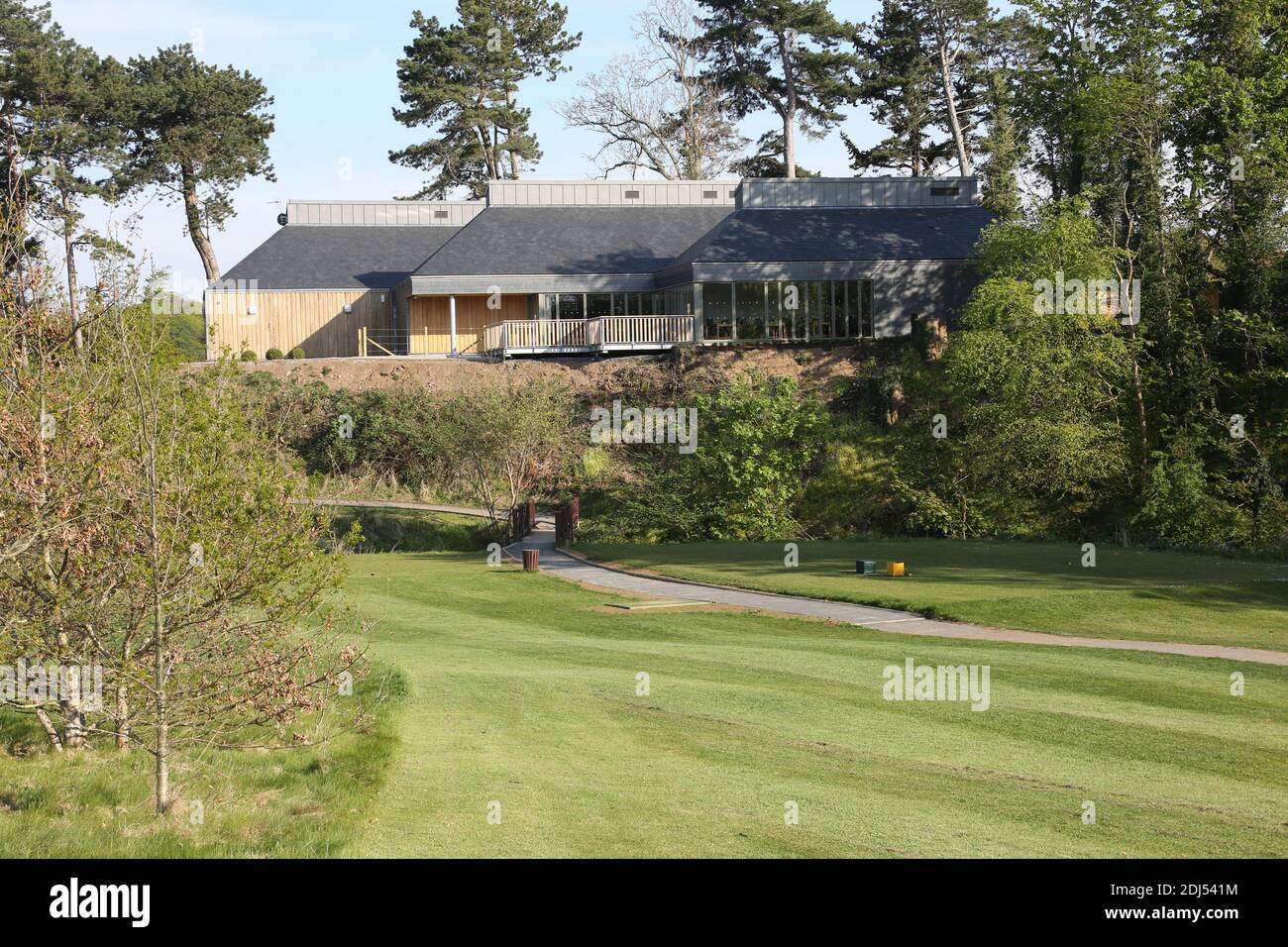 Belleisle Seafield Golf Course and Park, South Ayrshire, Schottland, Großbritannien. Belleisle Estate ist eine beliebte Familienattraktion mit seinem Wildpark, Kinderspielplatz, Waldspaziergänge und formell ummauerten Garten. EIN umfassendes £3.7Mio Programm zur Wiederherstellung Belleisle Estate begann im Jahr 2014, nachdem das Projekt eine £1.9Mio Zuschuss aus dem Heritage Lottery Fund gesichert. Das Anwesen verfügt auch über zwei öffentliche 18-Loch-Golfplätze von Herrn James Braid entworfen, (vertreten durch eine geschnitzte Holzstatue ) das neu restaurierte Golf-Clubhaus ist für die Öffentlichkeit zugänglich und bietet Café und Toiletten Stockfoto