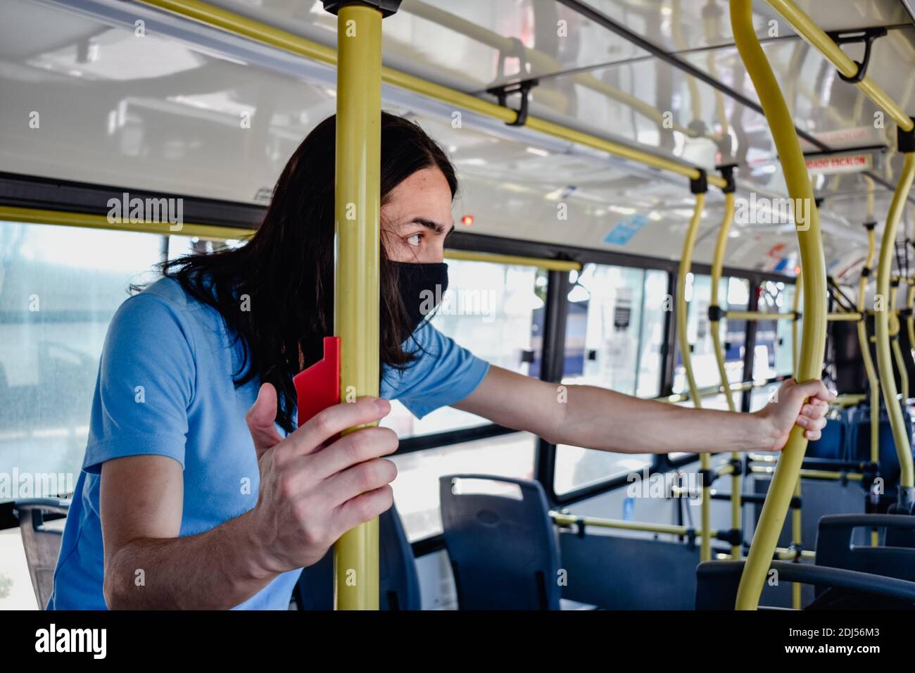 Person Hand drücken Taste im Bus Stockfoto