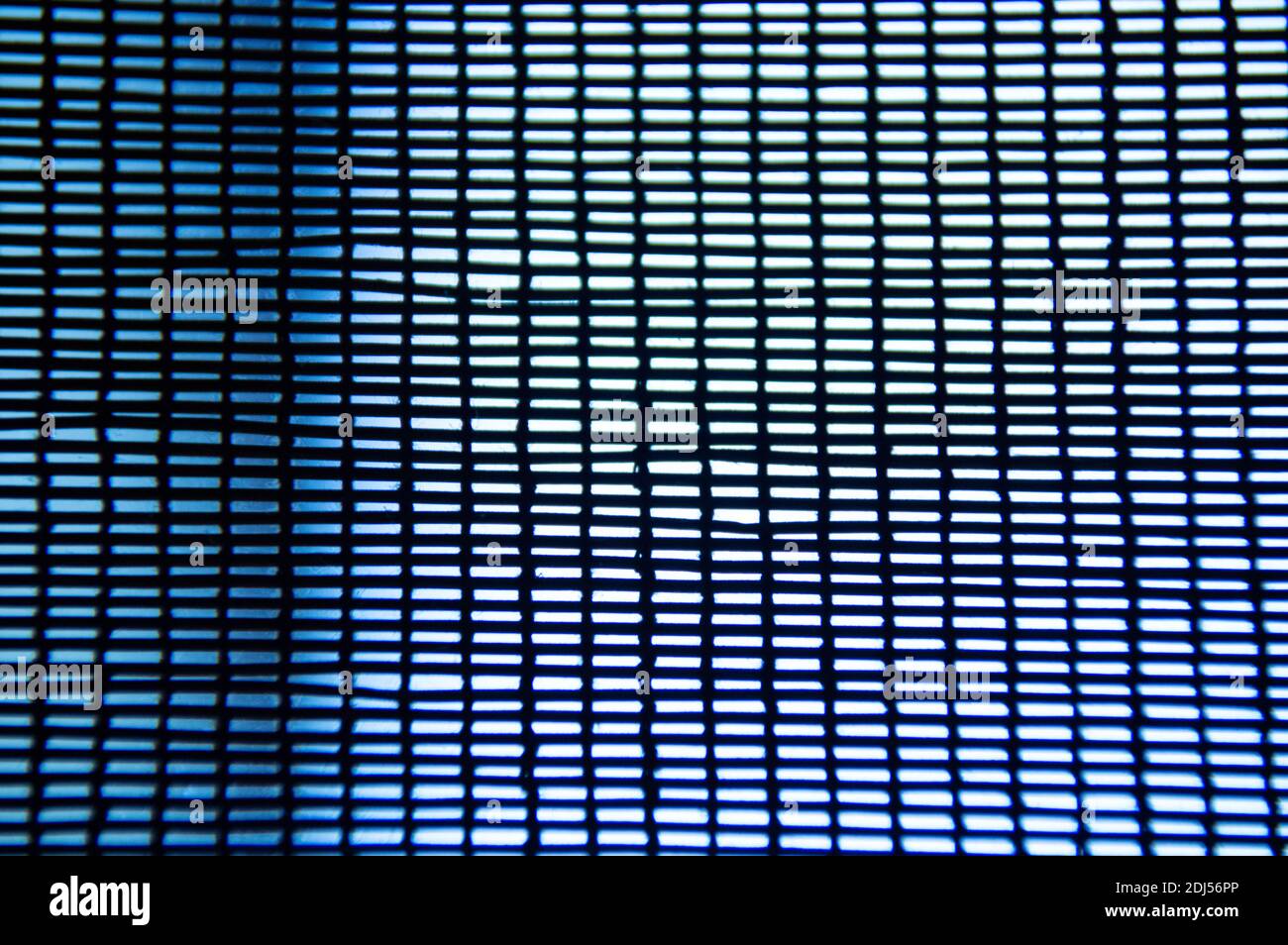 Netzstruktur. Netz im Fenster. Raster für den Hintergrund. Stockfoto