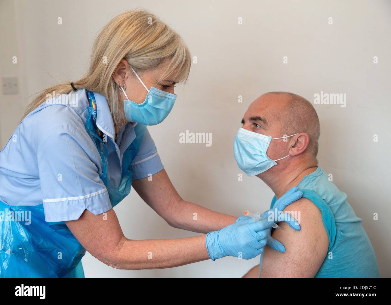 Ein Patient erhält einen Covid-Impfstoff. Covid-Tests an einem Patienten. Stockfoto