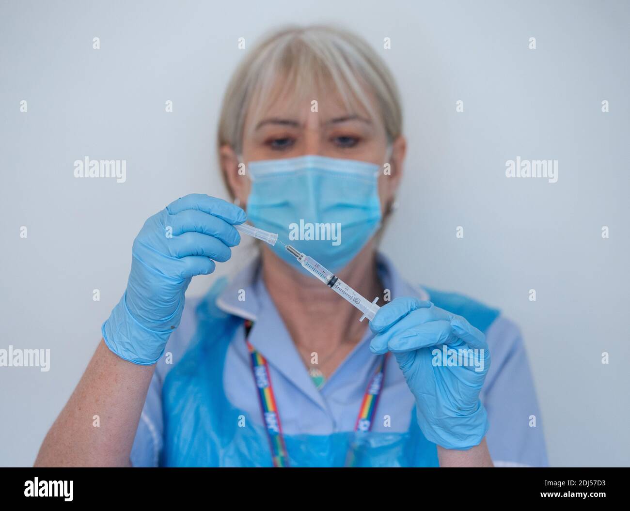 Eine NHS-Krankenschwester bereitet einen Covid-Impfstoff vor. Covid-Tests an einem Patienten. Stockfoto