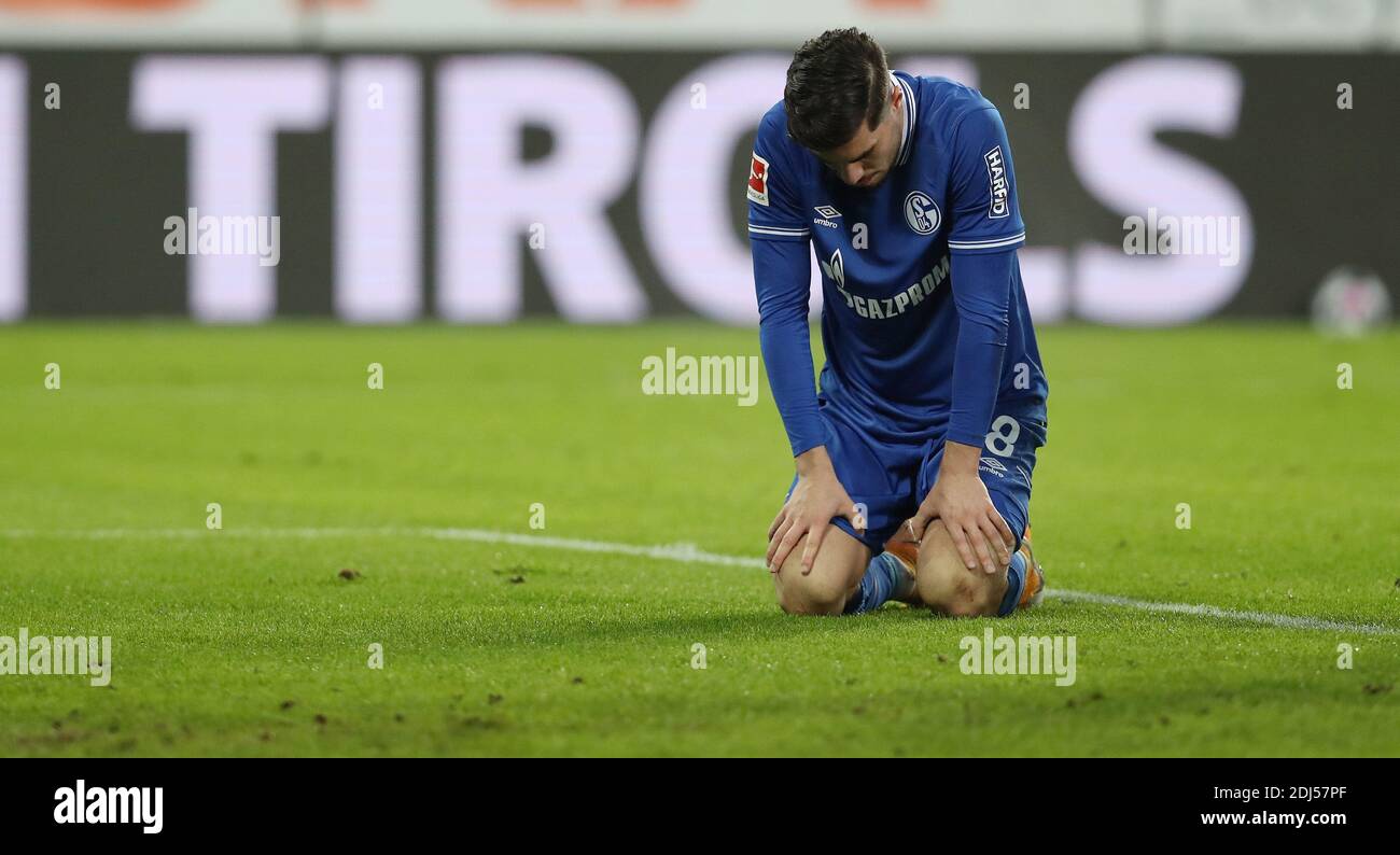 firo: 13.12.2020 Fuvuball: Fußball: 1. Bundesliga, Saison 2020/21 FC Augsburg - FC Schalke 04 Suat Serdar, enttäuscht am Boden Foto: Max Ellerbrake/firo/Pool. Weltweite Nutzung Stockfoto
