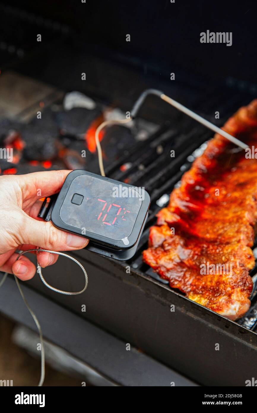 Digital-Thermometer Grill, Grill, Grill für Rindersteak und Ersatzrippe und anderes Fleisch. Temperaturmessung Stockfoto