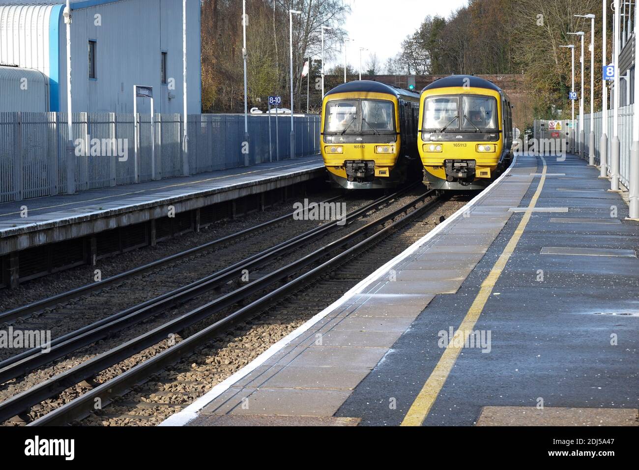 Twin 165 DMUs am Bahnhof Wokingham -1 Stockfoto