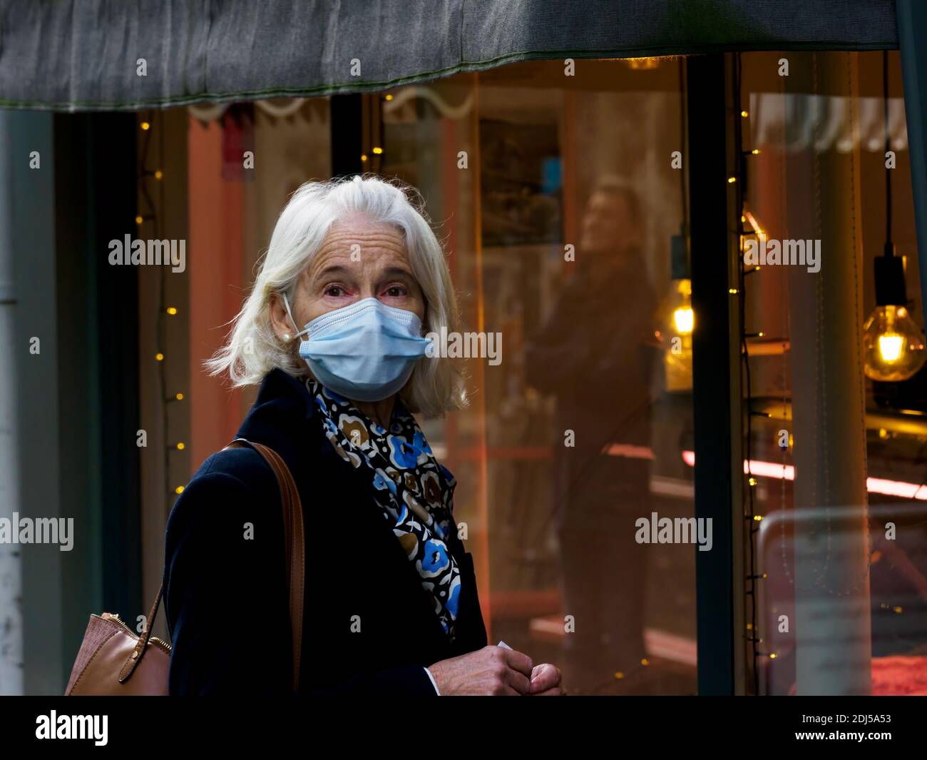 Stilvolle ältere Frau trägt eine Maske Weihnachtseinkäufe, Bideford, Devon, Großbritannien 2020 Stockfoto