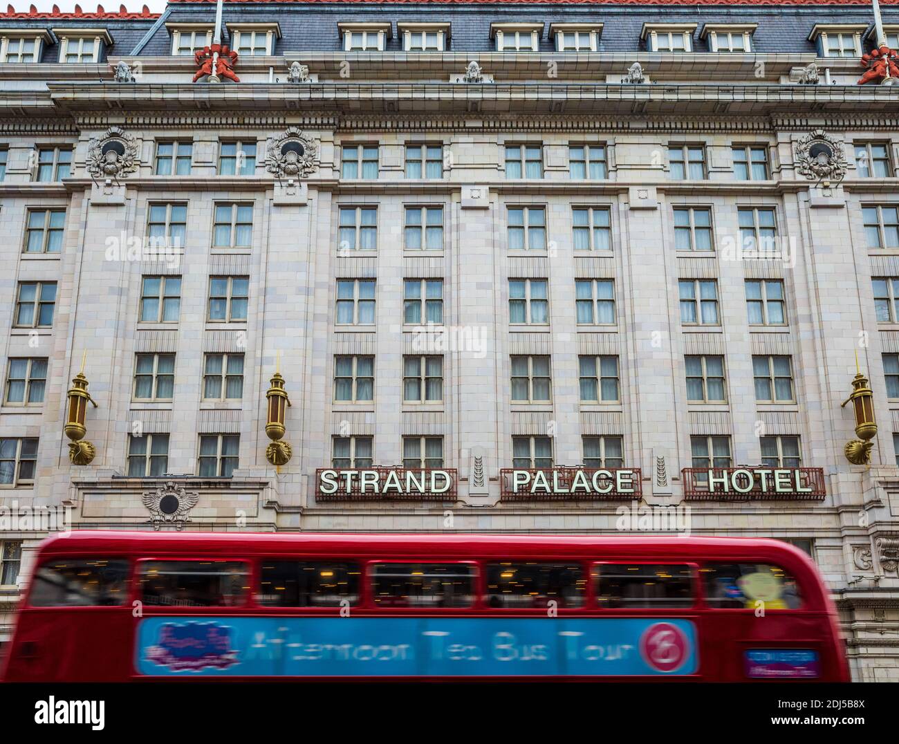 Strand Palace Hotel am Strand im Zentrum von London. Erbaut 1909 und in den 1930er Jahren im Art déco-Stil renoviert Stockfoto