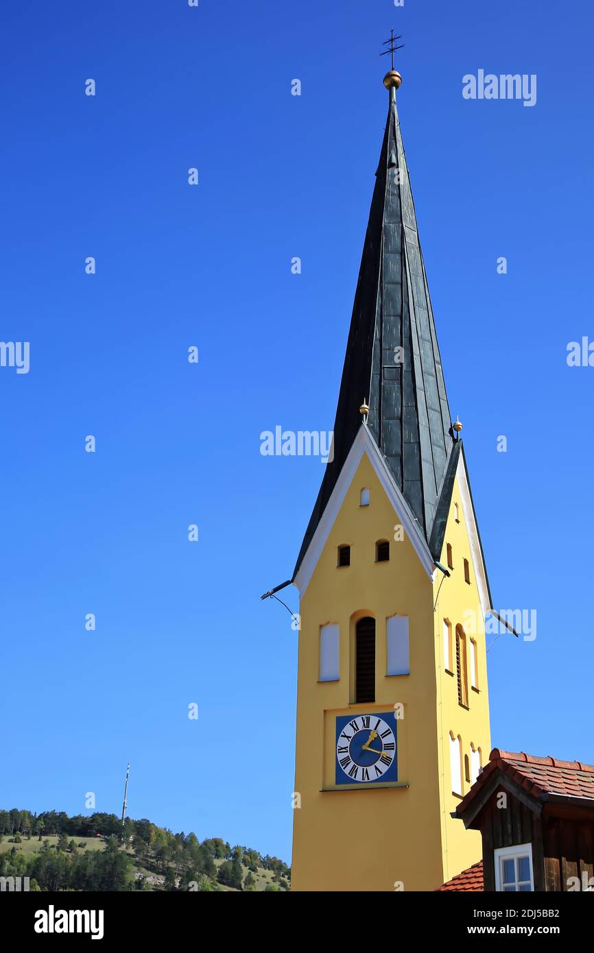 Die St. Johannes Baptist Kirche ist ein Anblick von Riedenburg Stockfoto