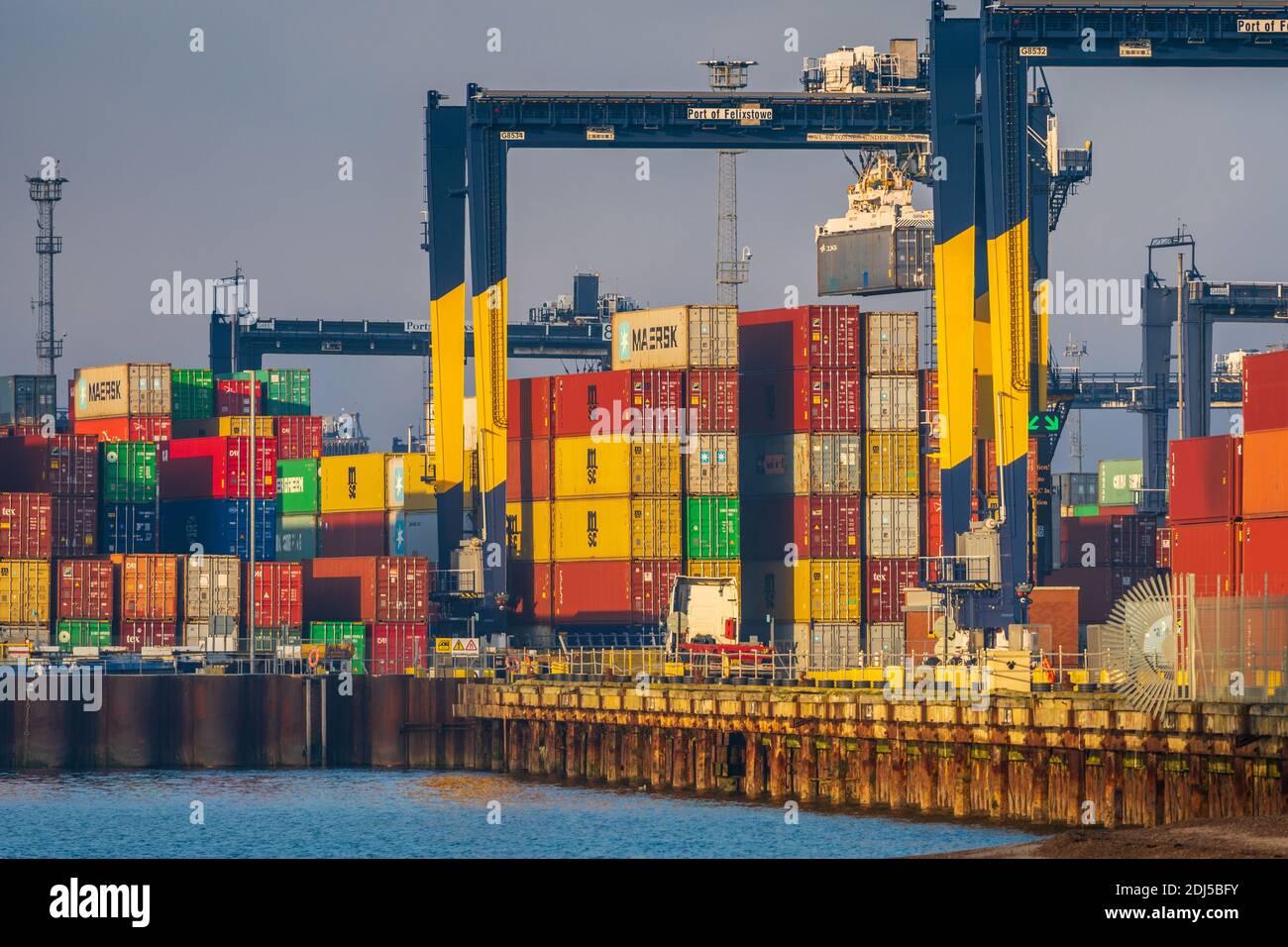 Felixstowe Port Congestion - gestapelte Container in Felixstowe, die vor dem Ende der Brexit-Transition 2020 unter Verspätungen und Staus leidet. Stockfoto