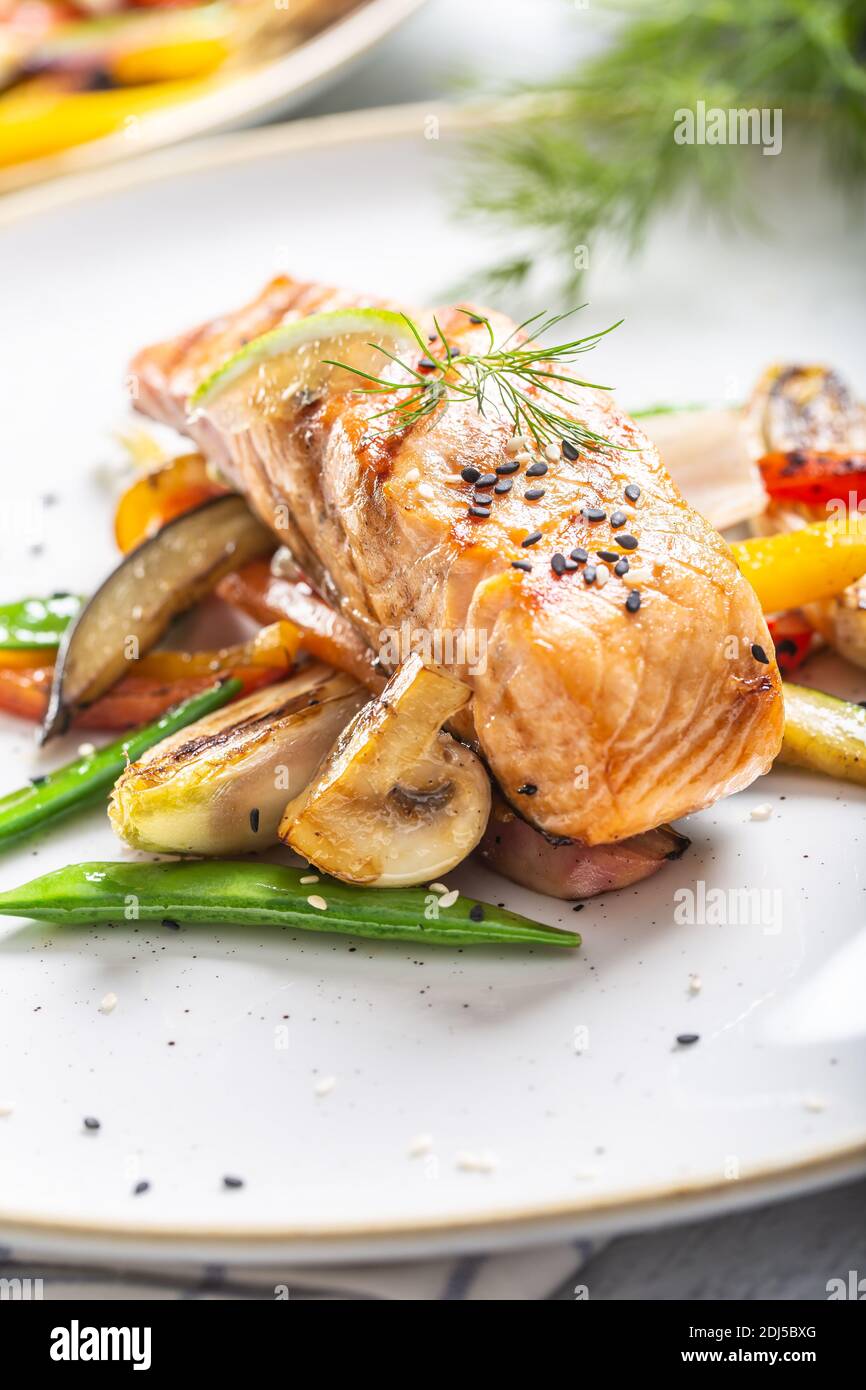 Gegrillter Lachs, Pilze und Gemüse auf einem Teller serviert. Stockfoto