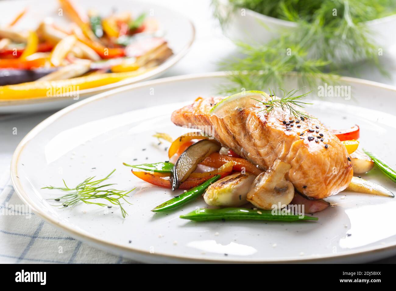 Gesund gekochter norwegischer Lachs serviert mit gegrilltem Gemüse und ...