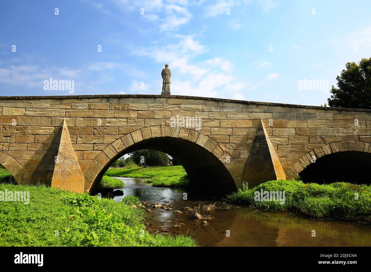 Die Nepomuk-Brücke auf dem schwäbischen Rezat in Pleinfeld Stockfoto