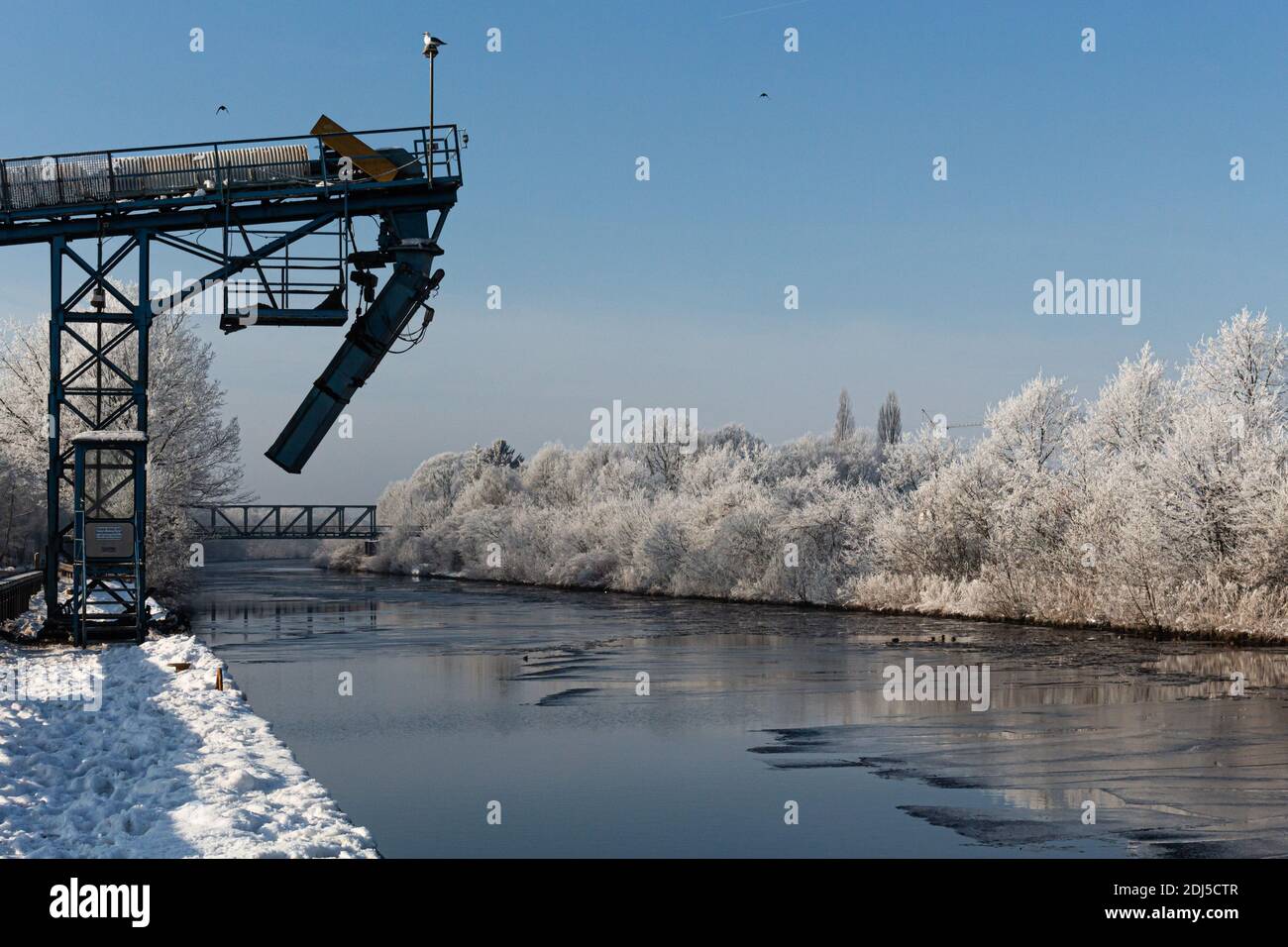 Ein Winterspaziergang in der Nähe des Kanals in Norddeutschland Oldenburg Stockfoto