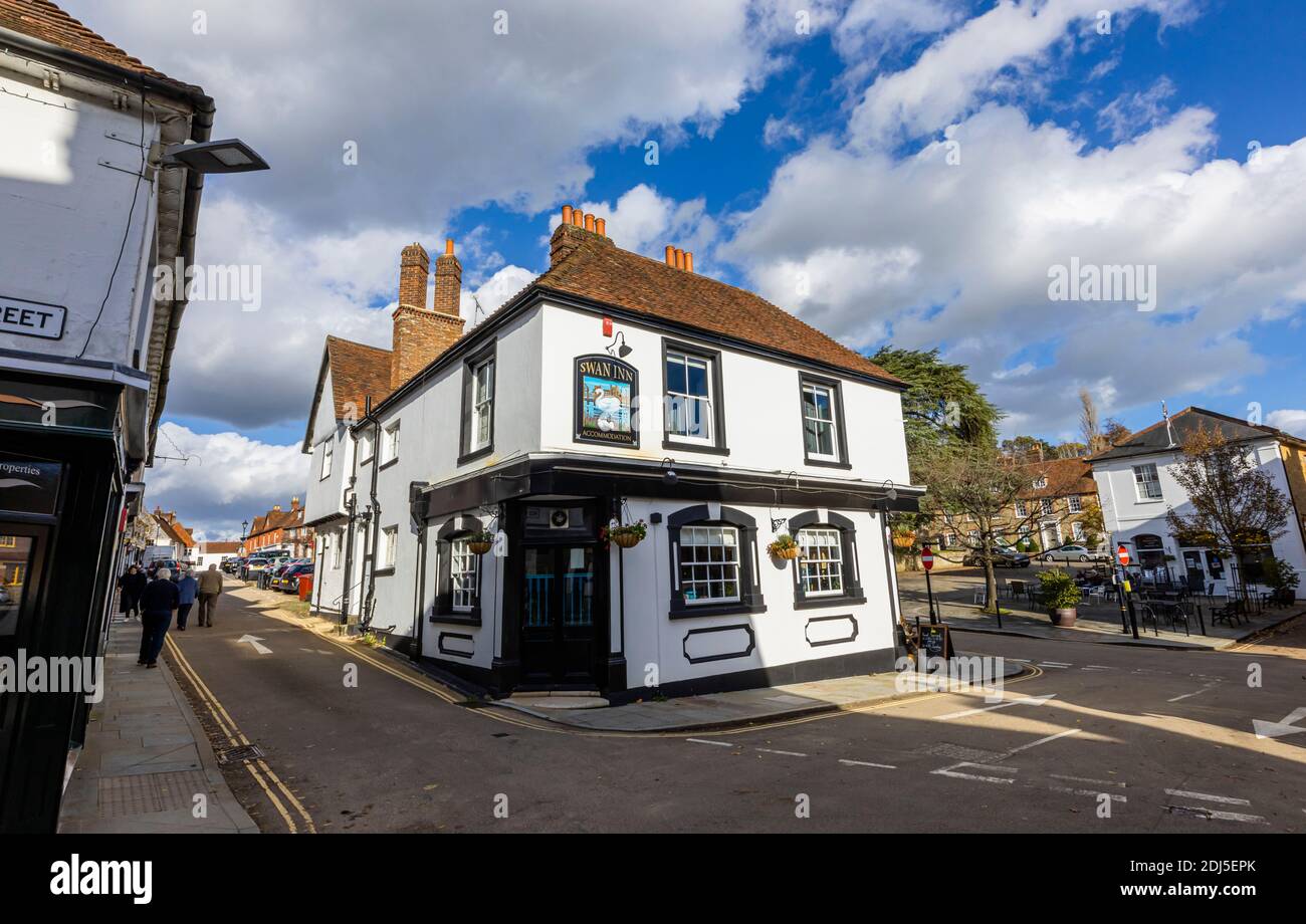 Das Swan Inn, ein Harvey's Brewery Pub in der Red Lion Street, an der West Street und Church Hill, Midhurst, einer hübschen Stadt in West Sussex Stockfoto