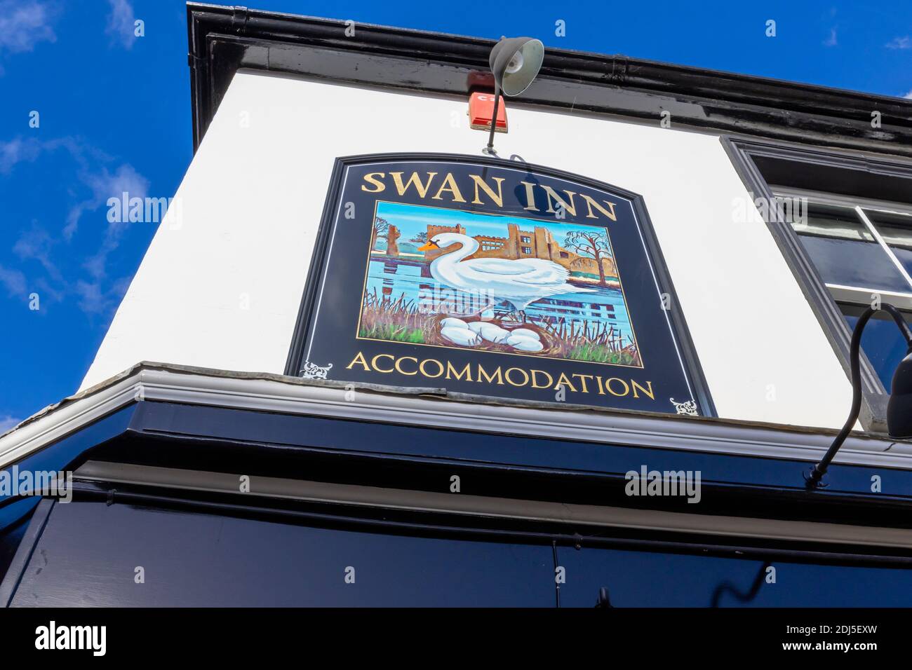 Pub-Schild vor dem Swan Inn, einem Harvey's Brewery Pub in der Red Lion Street, an der West Street und Church Hill, Midhurst, einer hübschen Stadt in West Sussex Stockfoto