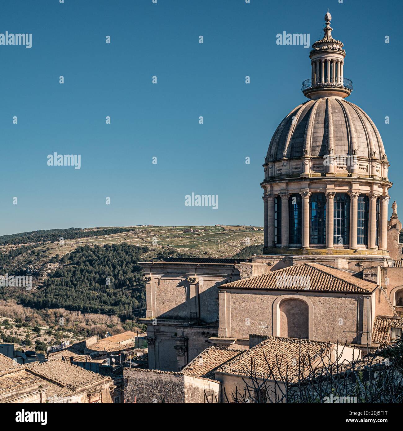 Die Kuppel der Kathedrale von San Giorgio gegen die Landschaft. Ragusa, Sizilien, Italien. Stockfoto