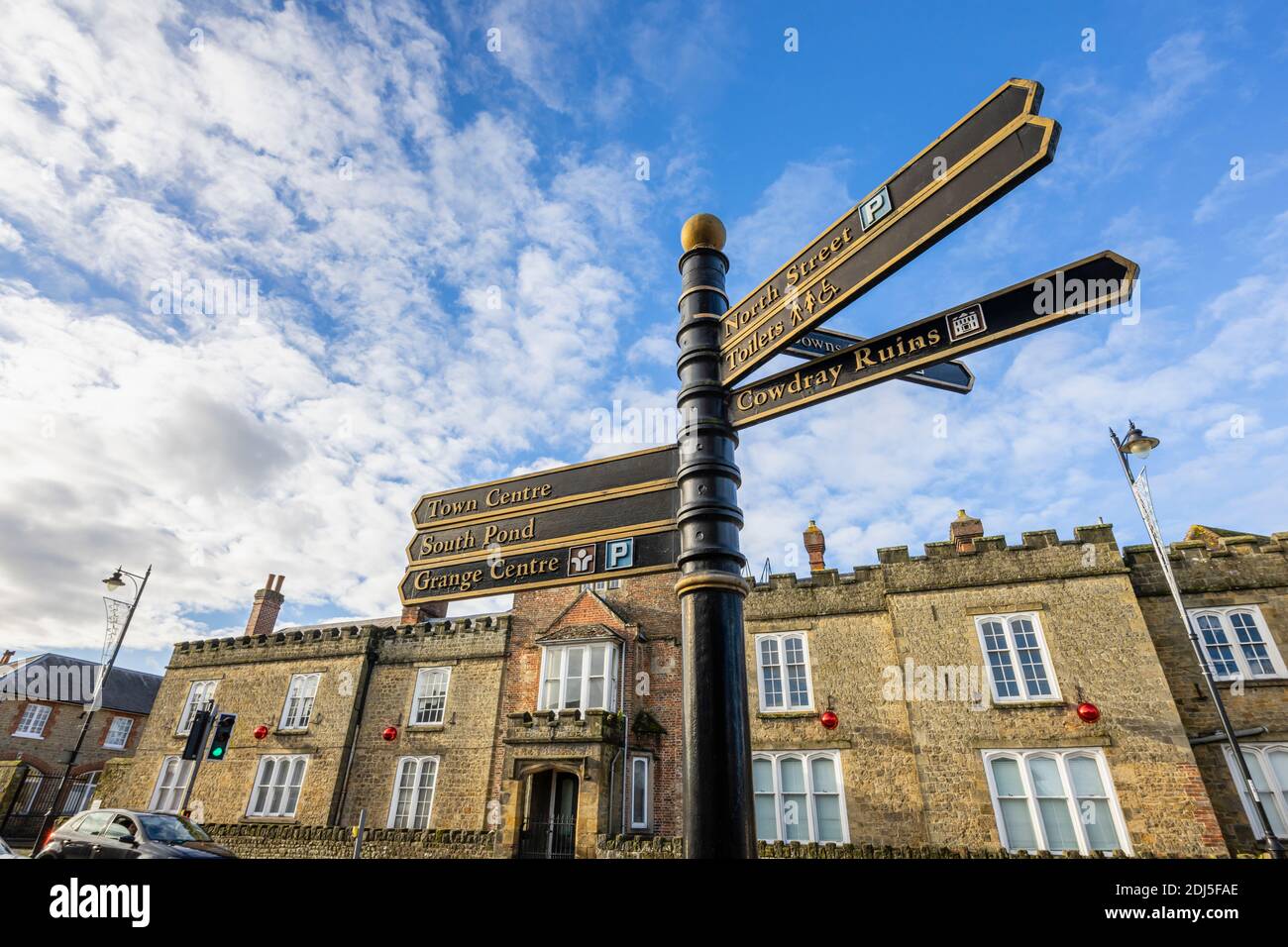 Fingerpost in der High Street, dem Stadtzentrum von Midhurst, West Sussex, zeigt auf lokale Sehenswürdigkeiten und Sehenswürdigkeiten Stockfoto