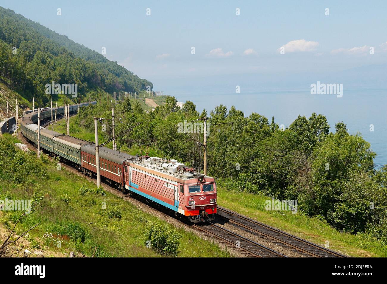 Russie, Sibérie, Zug transsiberien le long du lac Baïkal, // Russland, Sibirien, transsibirischer Zug am Ufer des Baikalsees. Stockfoto