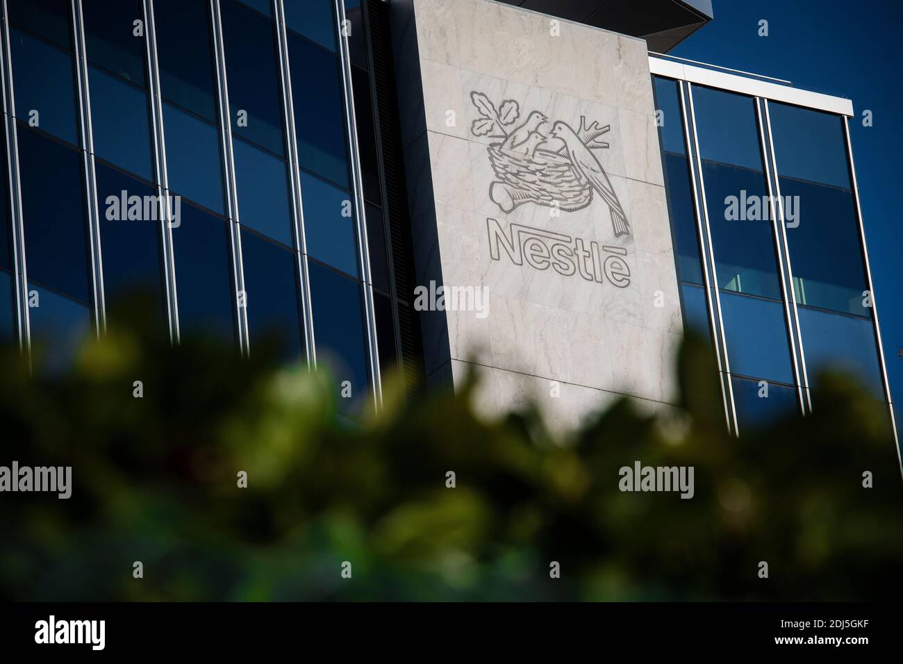 Am 13. Dezember 2020 ist ein Zeichen des weltweit größten Lebensmittelunternehmens Nestle am Hauptsitz in Vevey, Schweiz, zu sehen Stockfoto