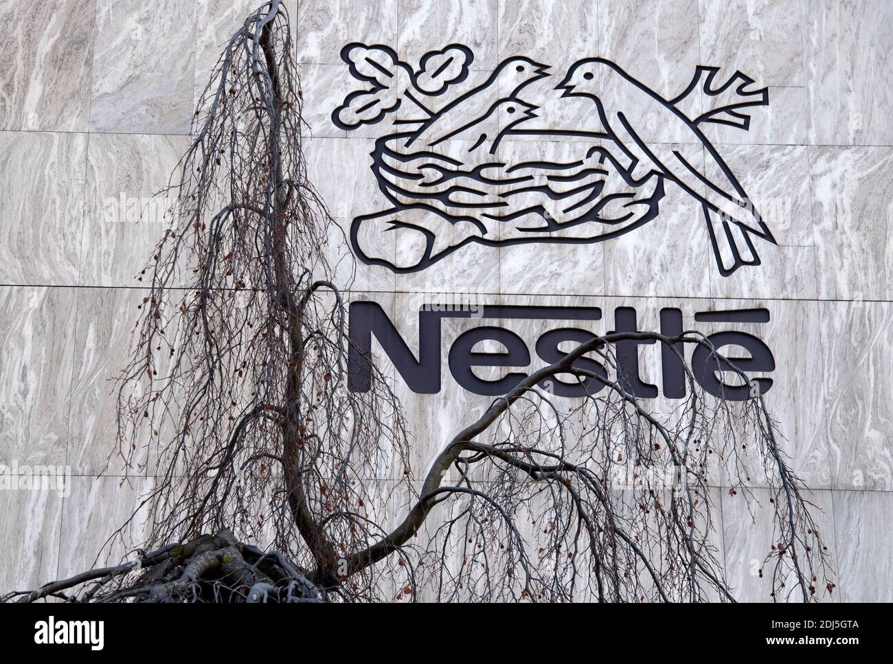 Am 13. Dezember 2020 ist ein Zeichen des weltweit größten Lebensmittelunternehmens Nestle am Hauptsitz in Vevey, Schweiz, zu sehen Stockfoto