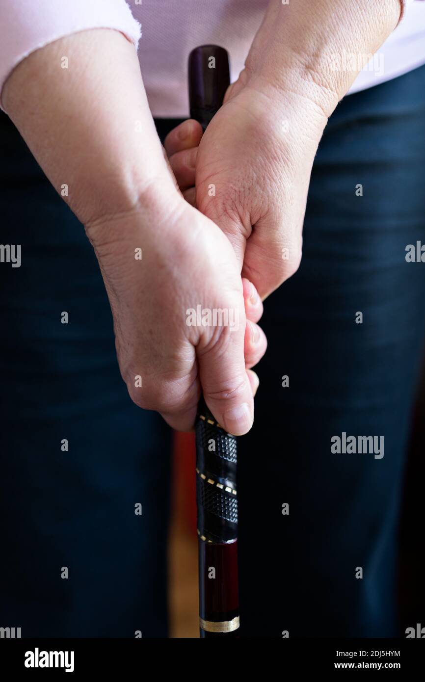 Frau Hände halten einen Golfschläger Stockfoto